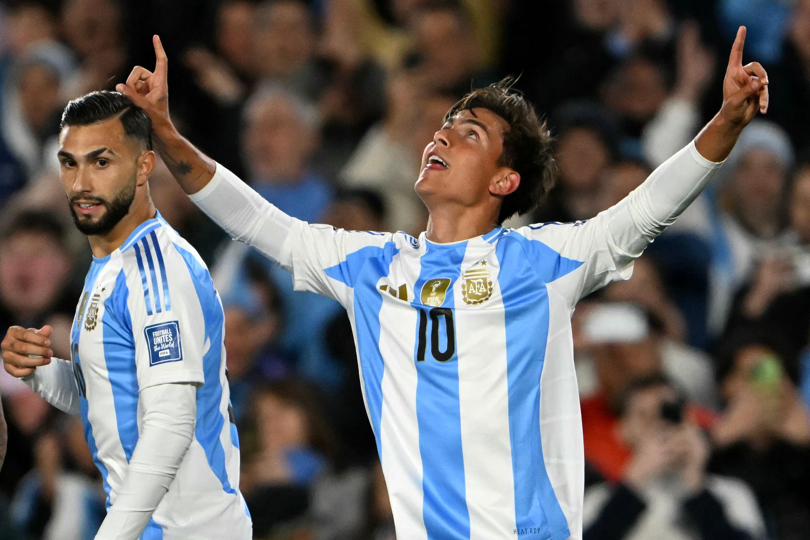 Paulo Dybala (der) jugó con la '10' de Messi y celebra junto al delantero Valentín Castellanos después de anotar durante el partido entre Argentina y Chile rumbo al Mundial del 2026.