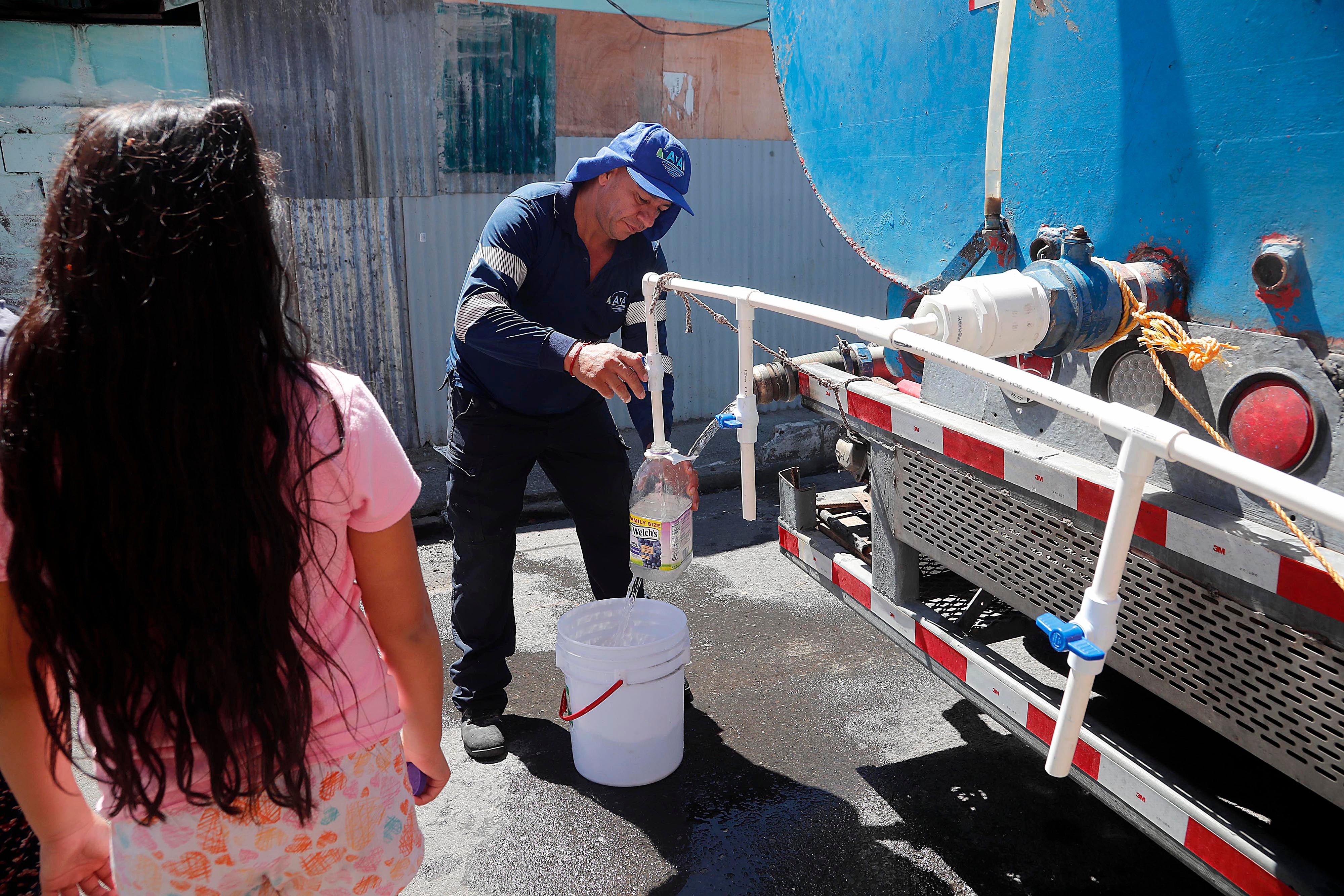 0/01/2024 Cinco Esquinas de Tibás, barrio San Gabriel Sur. Un camión cisterna contratado por Acueductos y Alcantarillados (AyA) repartió agua potable este martes por la mañana. Hombres, mujeres y niños de todas las edades se acercaron botellas, bidones, tarros y ollas para recoger agua ante la crisis que se vive por la contaminación del líquido con algún hidrocarburo hasta ahora desconocido. Foto: Rafael Pacheco Granados