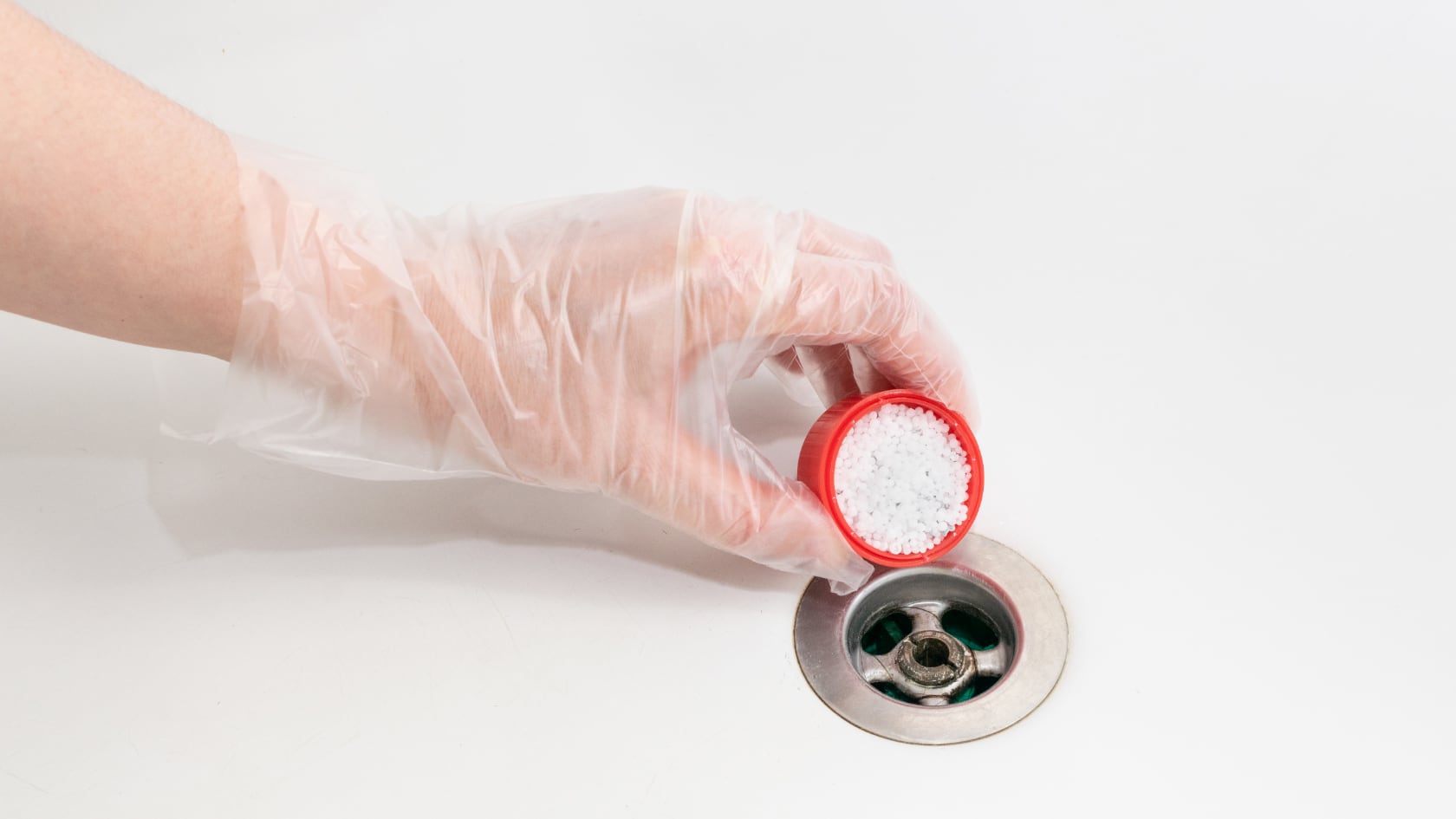 Método casero con bicarbonato y vinagre ayuda a eliminar grasa y malos olores del desagüe sin químicos fuertes.