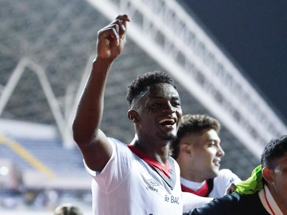 Iniciar la temporada ganando la Recopa con Liga Deportiva Alajuelense fue una alegría para Rashir Parkins, Guillermo Villalobos y Luis Rodríguez.