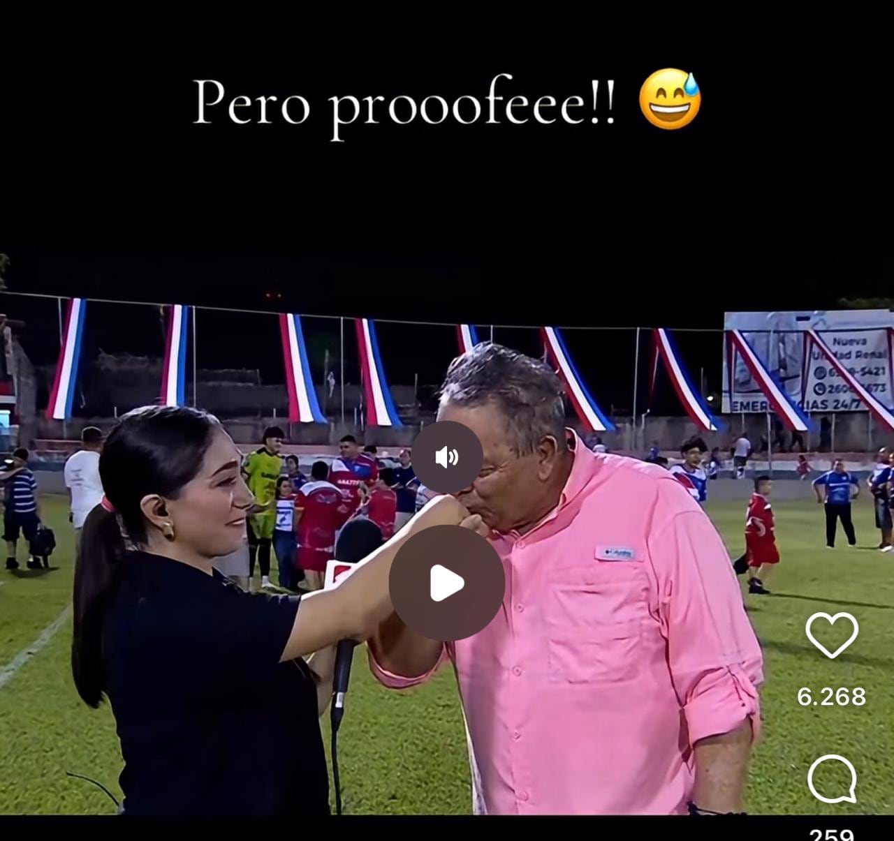 Marvin Solano besó la mano de la periodista Esmeralda Ayala de El Salvador.