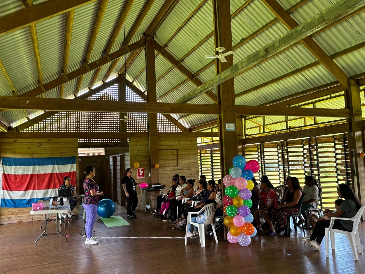 28 mujeres índigenas recibieron un curso de preparación para el parto. Para Heylin Quesada Alvarado, directora del área de salud Turrialba- Jiménez, el tamaño del grupo permitió un abordaje más directo y participativo, con espacio para consultas y demostraciones prácticas sobre técnicas de respiración, posiciones para el parto y cuidados del bebé durante las primeras semanas de vida.