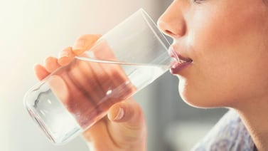 Louise Wang, gastroenteróloga de Yale, aclara si el agua caliente mejora la digestión o es solo un mito