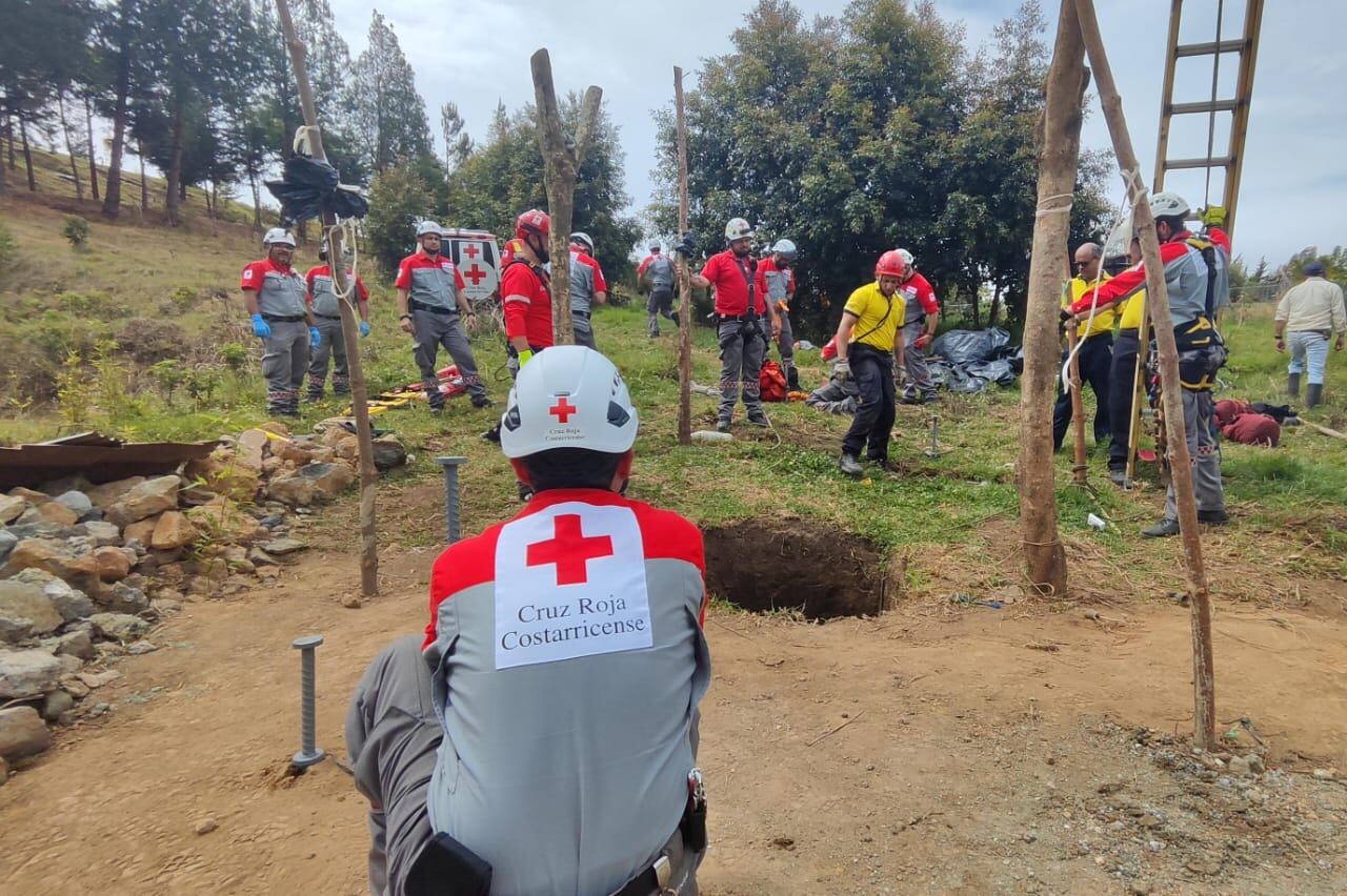 Rescate dos personas de Pozo