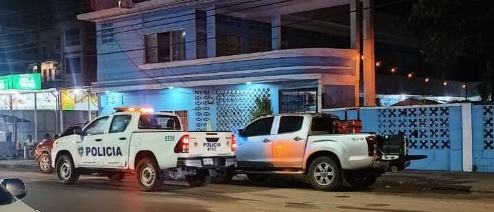 El hombre presentó dificultadescuando estaba en la piscina de un hotel puntarenense y pese a intentos de reanimarlo fue declarado sin vida a la llegada de la Cruz Roja. Foto: Andrés Garita.