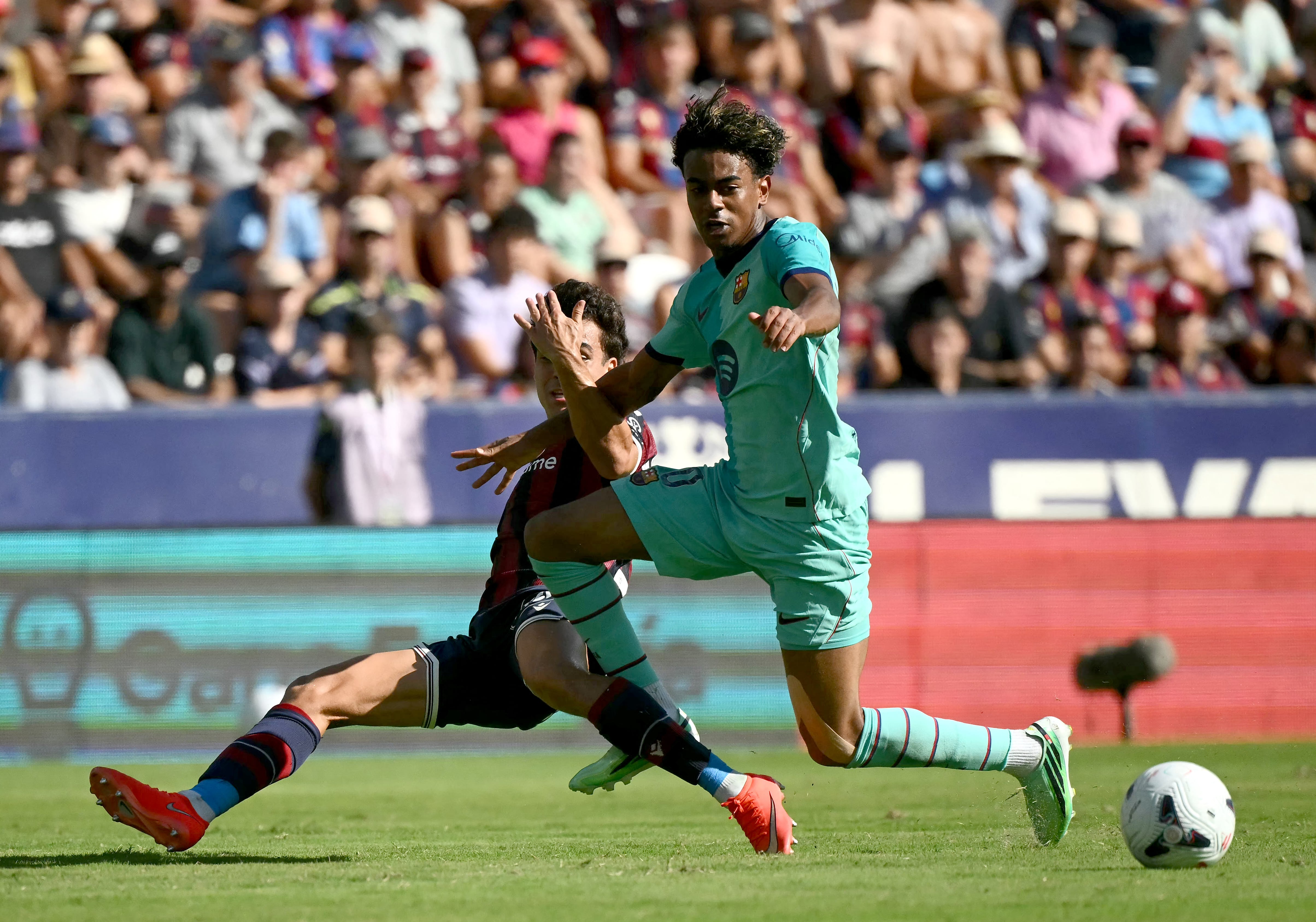 Lamine Yamal, estrella del Barcelona, disputa el balón con Manuel Sánchez, del Valencia, en el Estadio Ciutat de Valencia por la Liga Española.