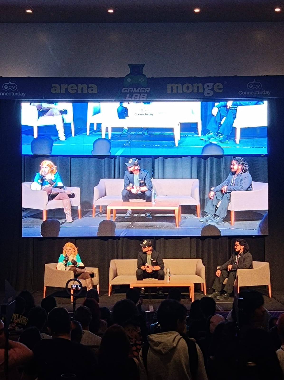 El actor llenó por completo el aforo de la tarima Gamer Lab en el Connecturday pues ningún fan quería perderse sus palabras. Foto: Lilly Arce