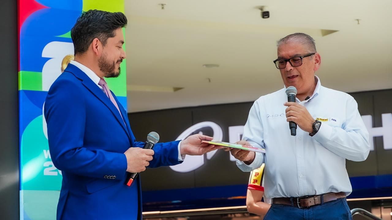Inicialmente, el MEP informó una alianza en la que recibiría 100.000 álbumes del mundial para estudiantes, sin embargo, tras consultas de 'La Nación' afirmaron que los alumnos también recibirán el cubo de postales.