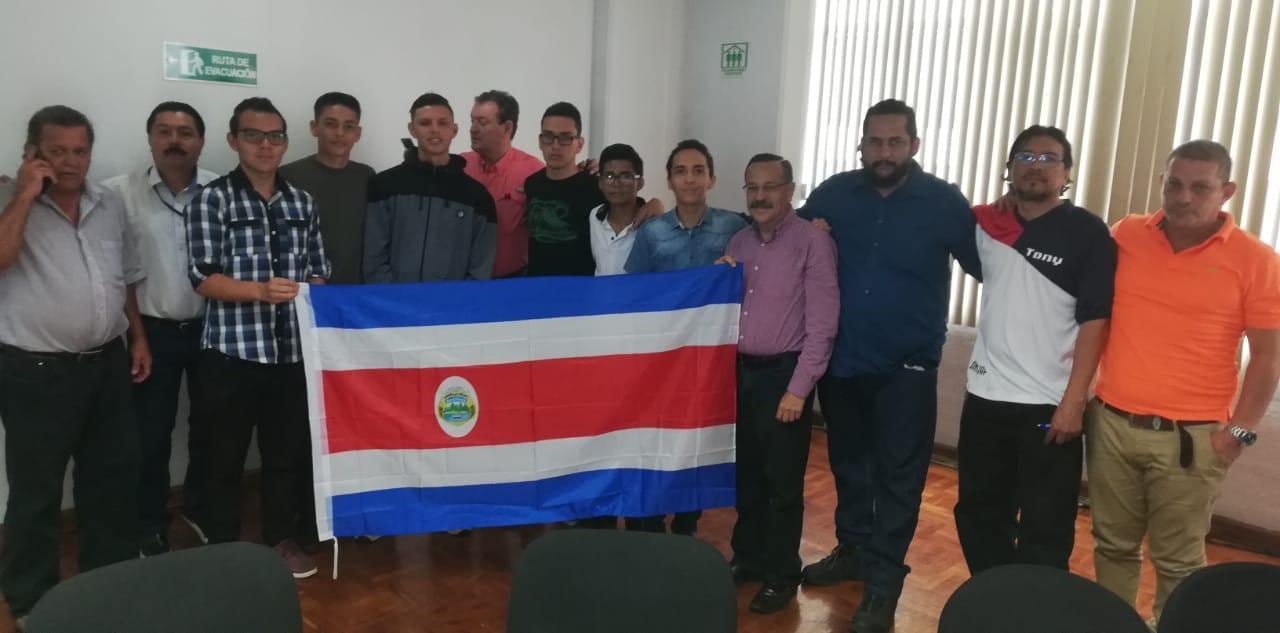 Esta mañana, colegiales se reunieron con Albino Vargas , secretario general de la Asociación Nacional de Empleados Públicos y Privados (ANEP), y otros sindicalistas. Entre los estudiantes destaca un joven de apellido Sánchez, quien aparece al lado de Vargas.