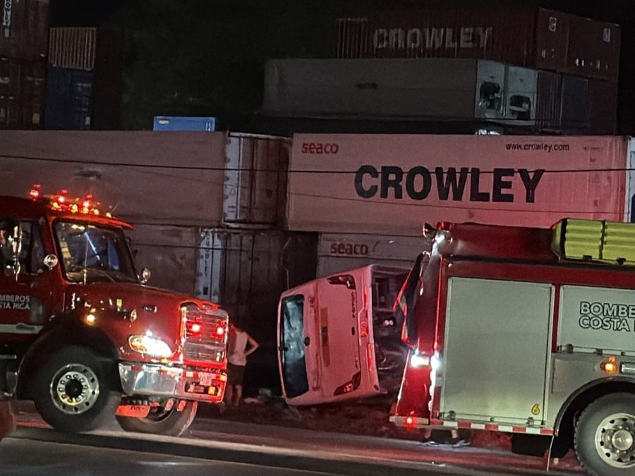 Vuelco de bus en Limón