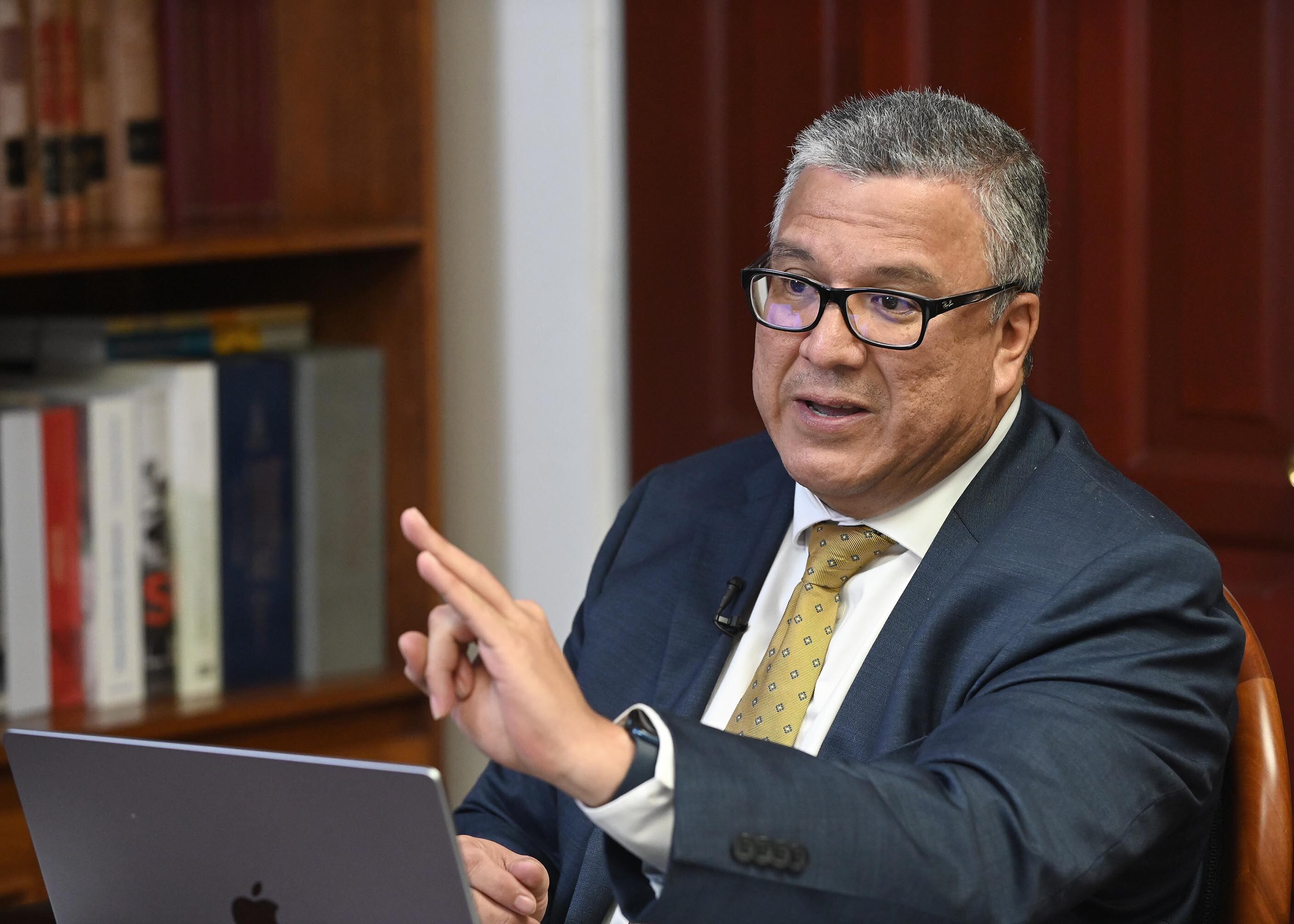 09 de junio del 2025. Rectoría de la UCR. 17:00 hrs. Entrevista con el rector de la Universidad de Costa Rica, Carlos Araya Leandro en su despacho. El catedrático fue consultado acerca de la aprobación del nuevo esquema de salarios para puestos de confianza dentro de la institución. En la foto: La entrevista se realizó en la oficina del rector. Foto: Albert Marín .