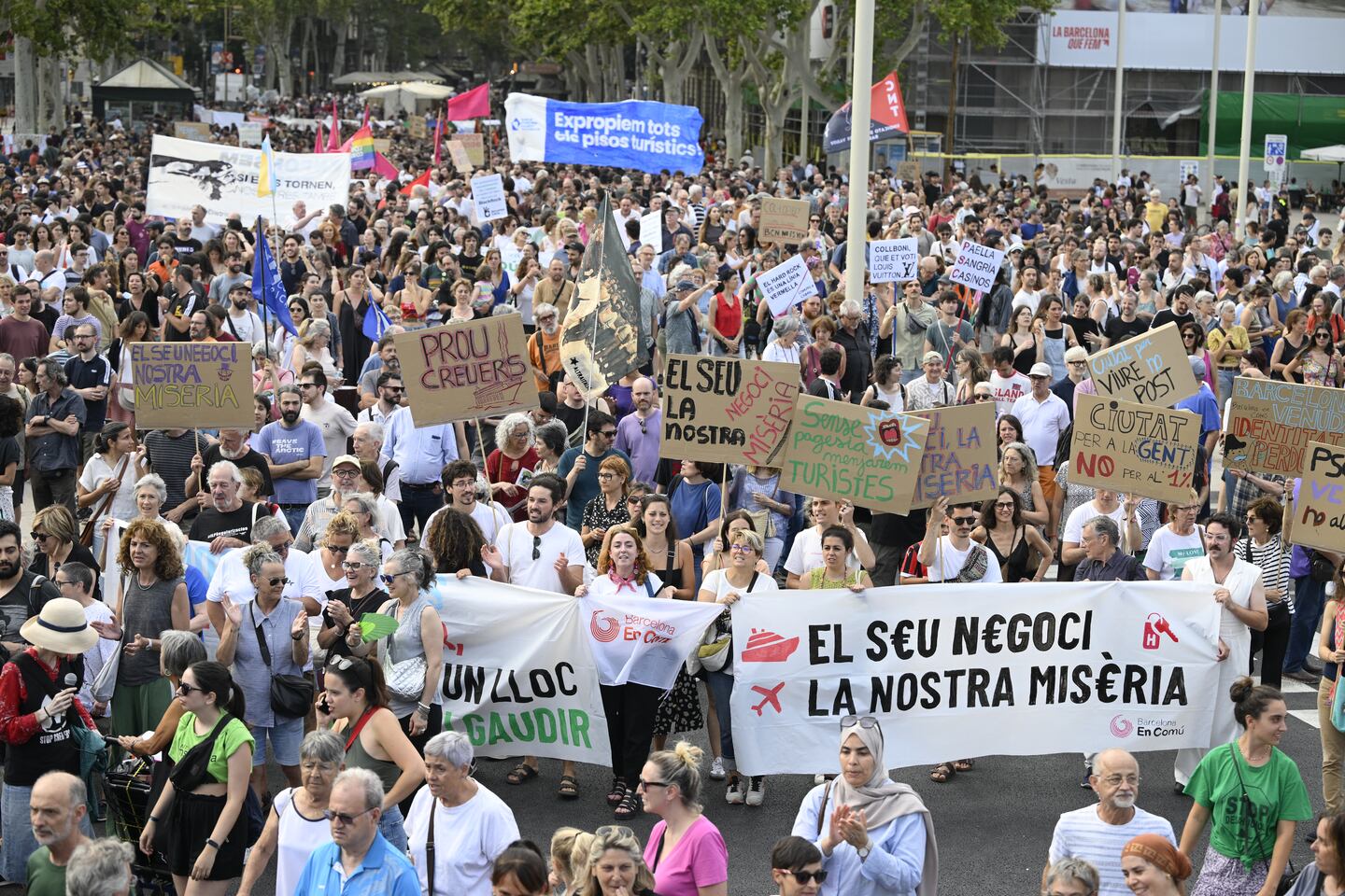 Miles de personas toman las calles de Barcelona para manifestarse ...