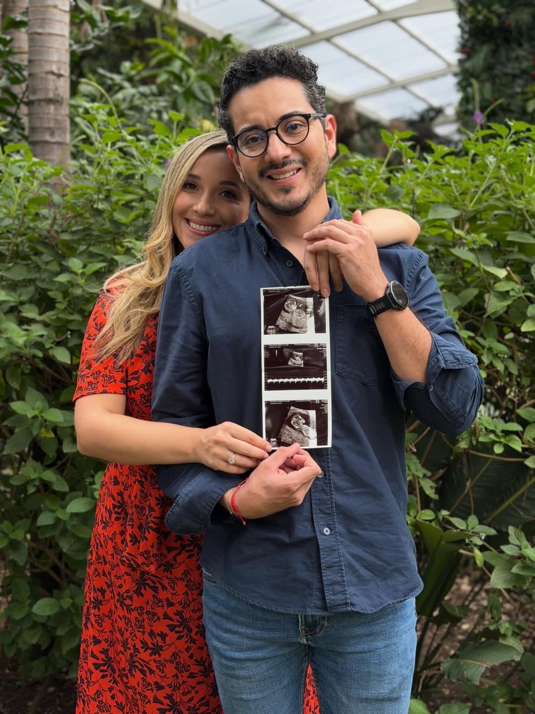 En las imágenes compartidas para celebrar la noticia, Minerva Rojas posa junto a su pareja, Bryan Cordero, mostrando el ultrasonido.