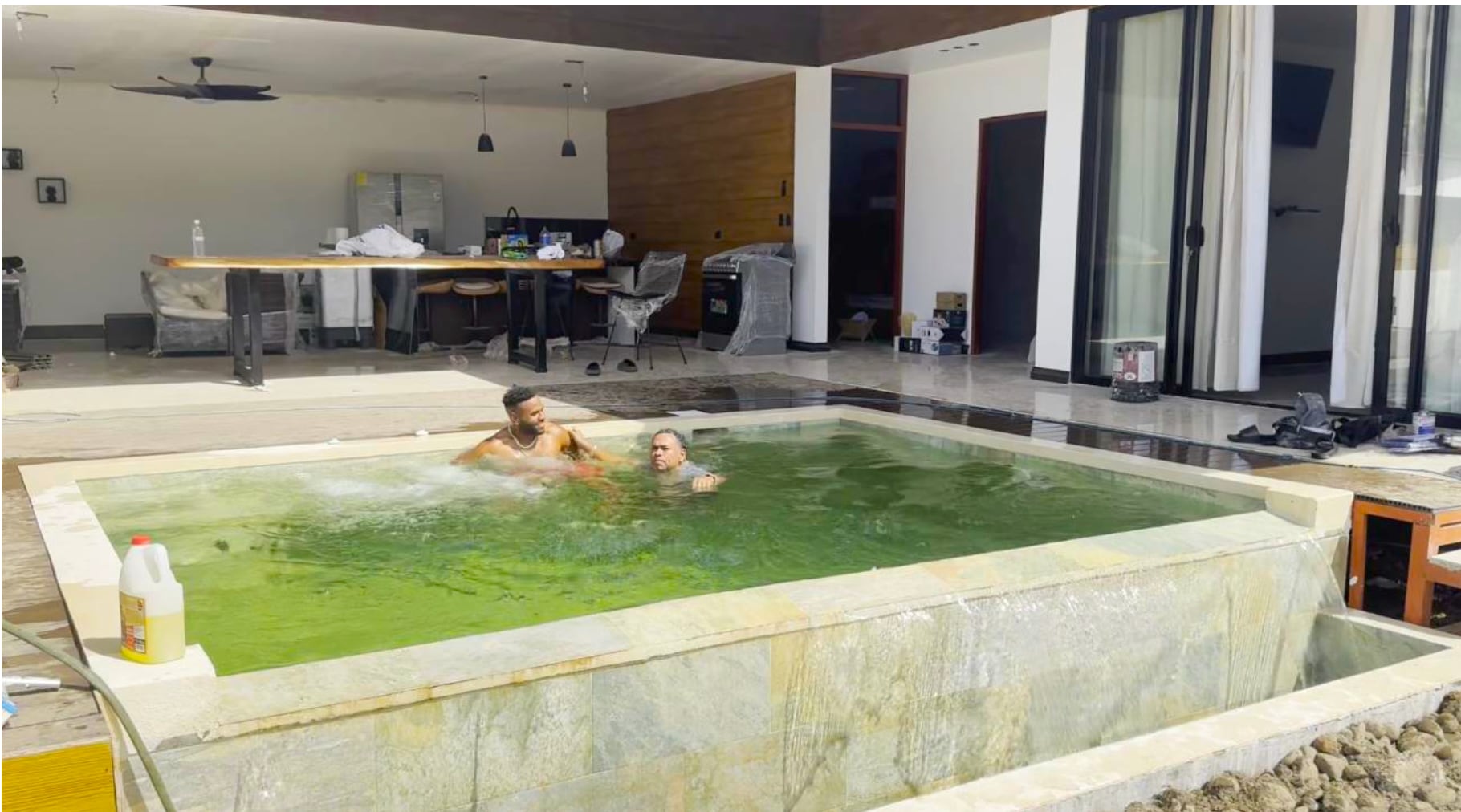En esta imagen se logra apreciar a Edwin López Vega y a su hijo Jonedzell López Tyndall, en “Casa Verano”, ubicada en
Cahuita. La casa era de la organización y era administrada por Kyshna López Tyndall. Ese inmueble era utilizado en la plataforma Airbnb, con fines vacacionales.