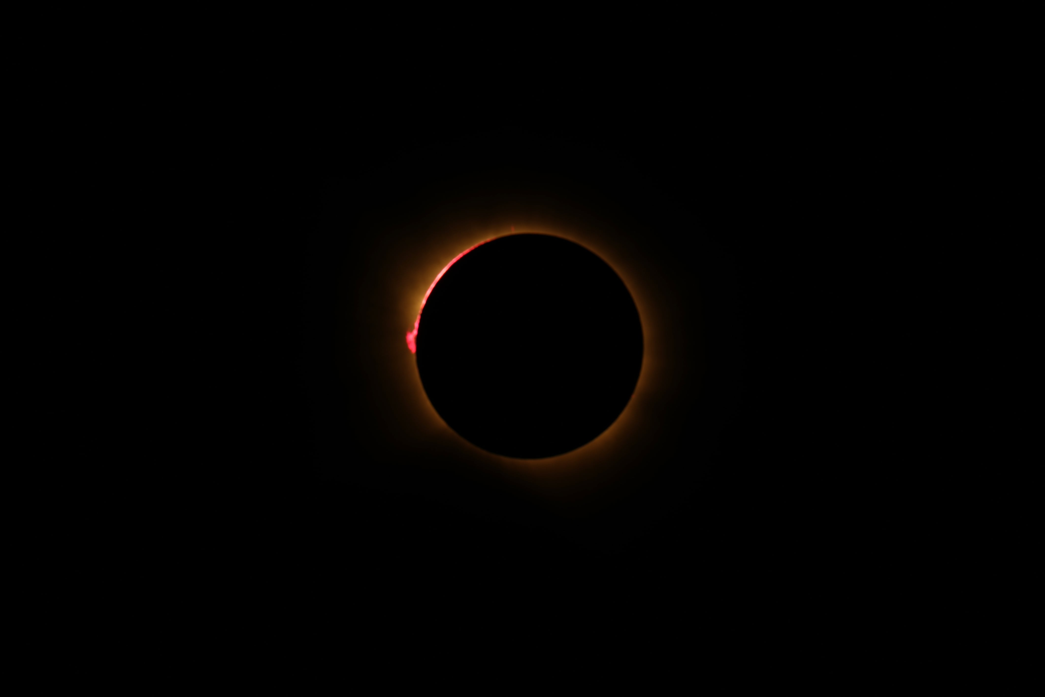 La corona del Sol brilla mientras la Luna bloquea por completo el astro durante la fase de totalidad del eclipse solar total, visto desde Lodoso, en la provincia de Burgos, España, este 12 de agosto de 2026. (Photo by Cesar MANSO / AFP)