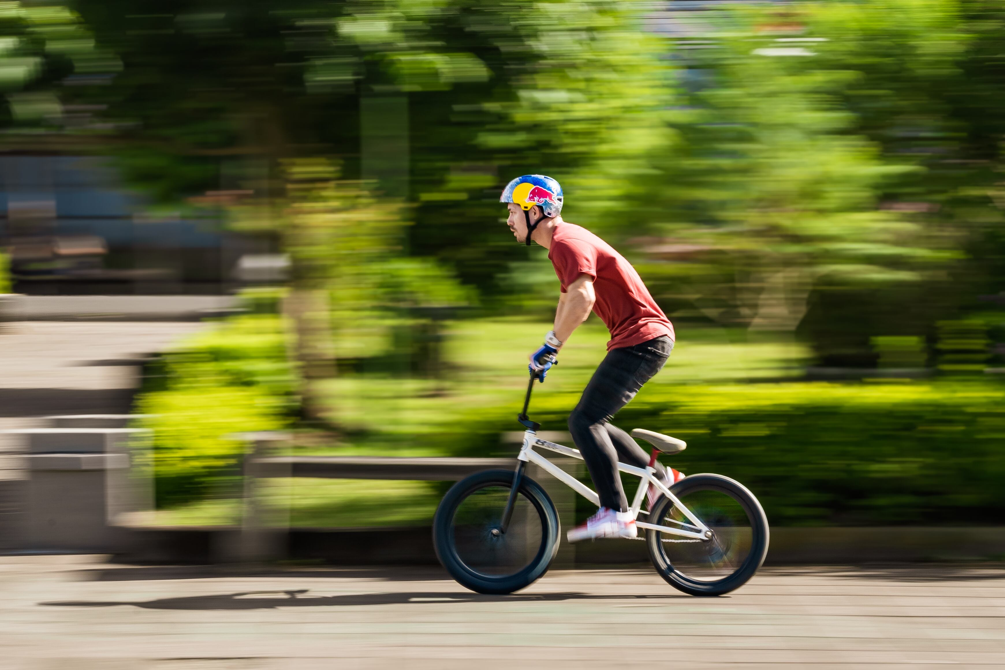 El ciclista Kenneth Tencio sobre su bicicleta.