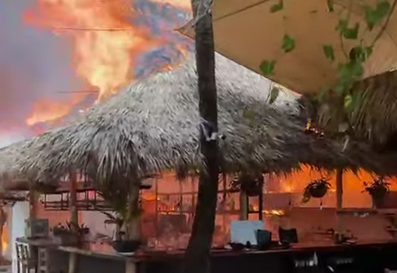 Fuego consumió 1.500 metros cuadrados en restaurante en Santa Teresa.