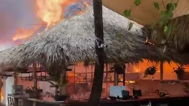 Incendio consume reconocido restaurante frente a la playa en Santa Teresa