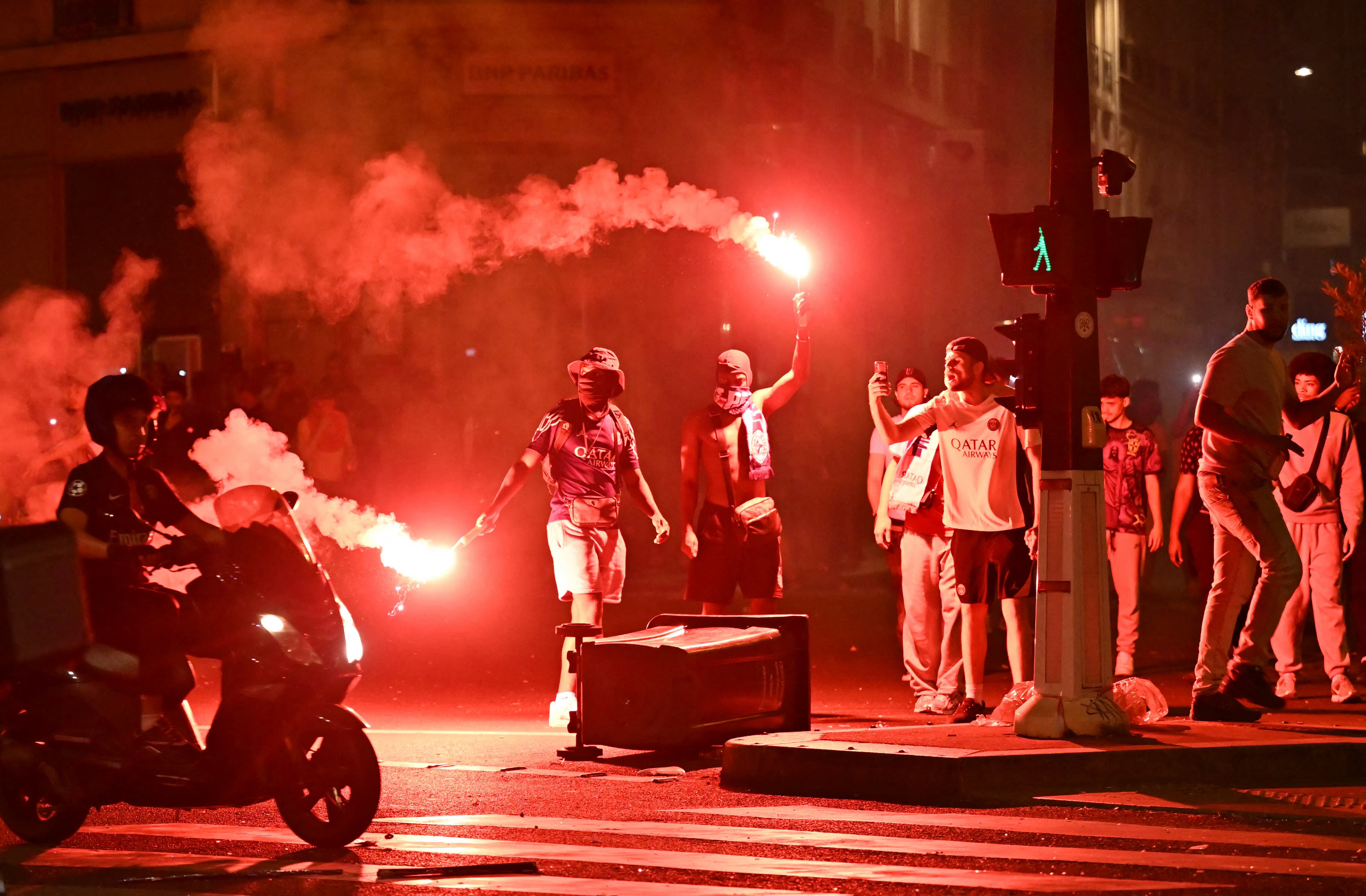 Aficionados al PSG celebran con bengalas en la capital París, poco después de vencer al Inter de Milán en la final de la Champions League.