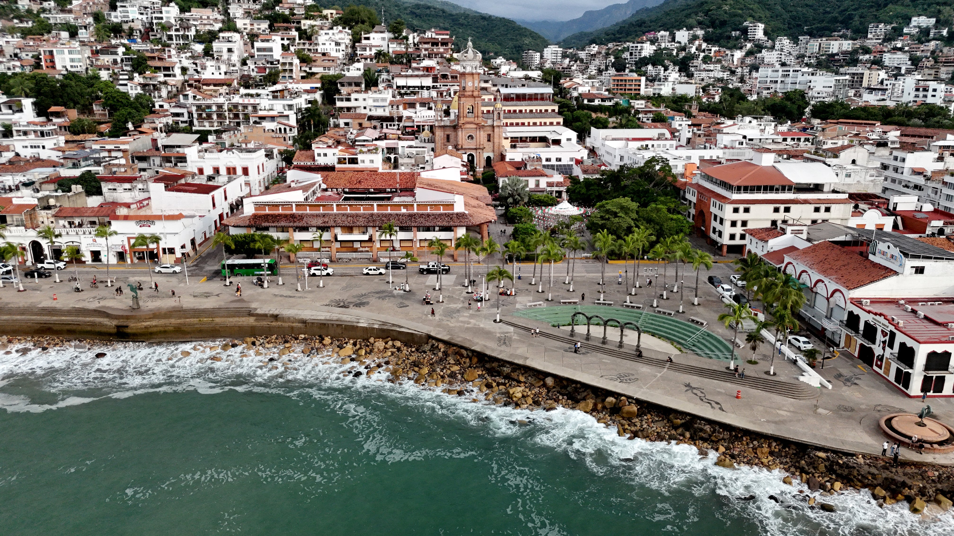 Vista aérea de la zona turística de Puerto Vallarta, en el estado de Jalisco, México, el 9 de octubre de 2026, ante la posible llegada del huracán Simón a la costa del Pacífico mexicano.