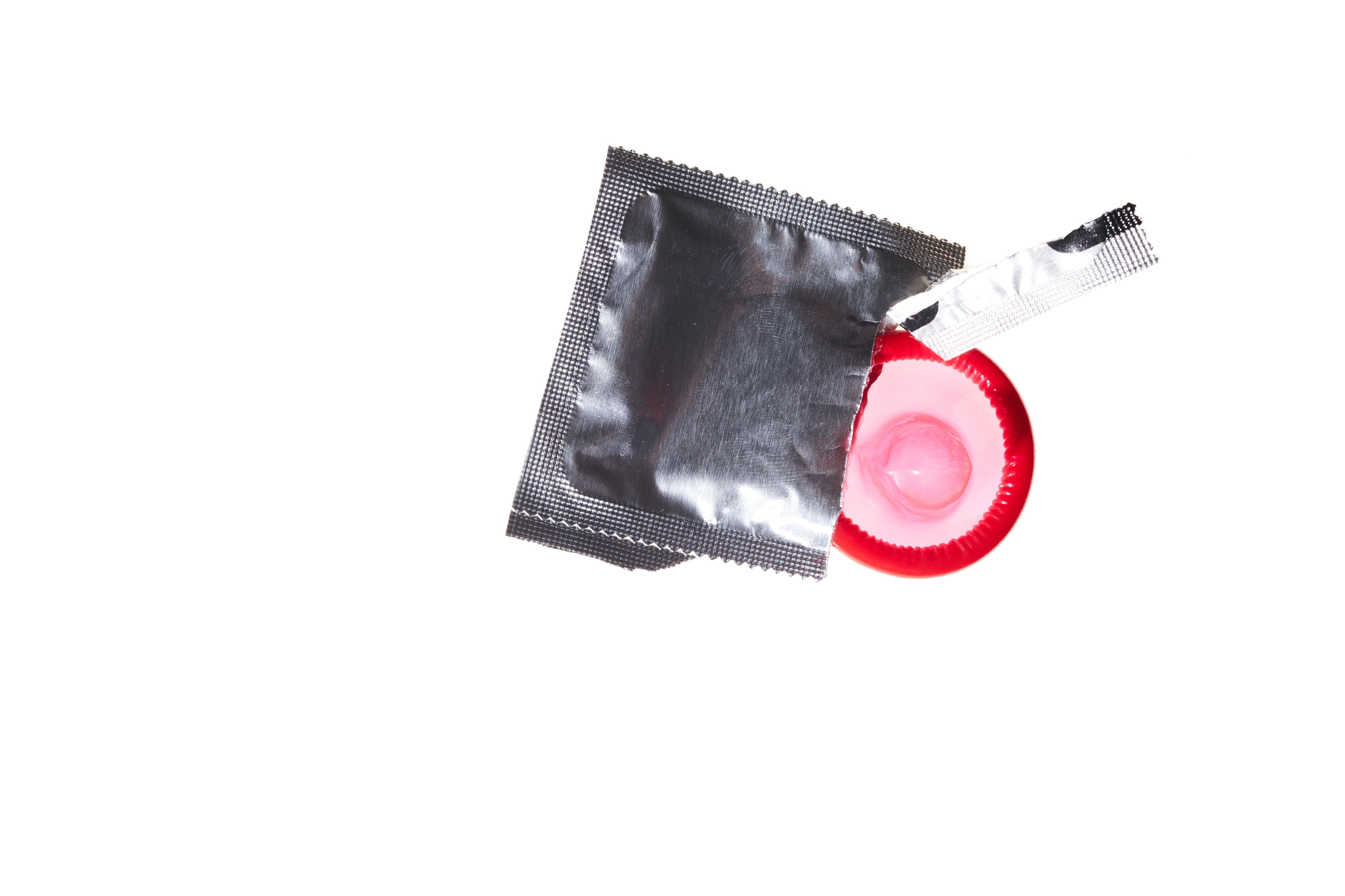 Un preservativo abierto sobre fondo blanco.