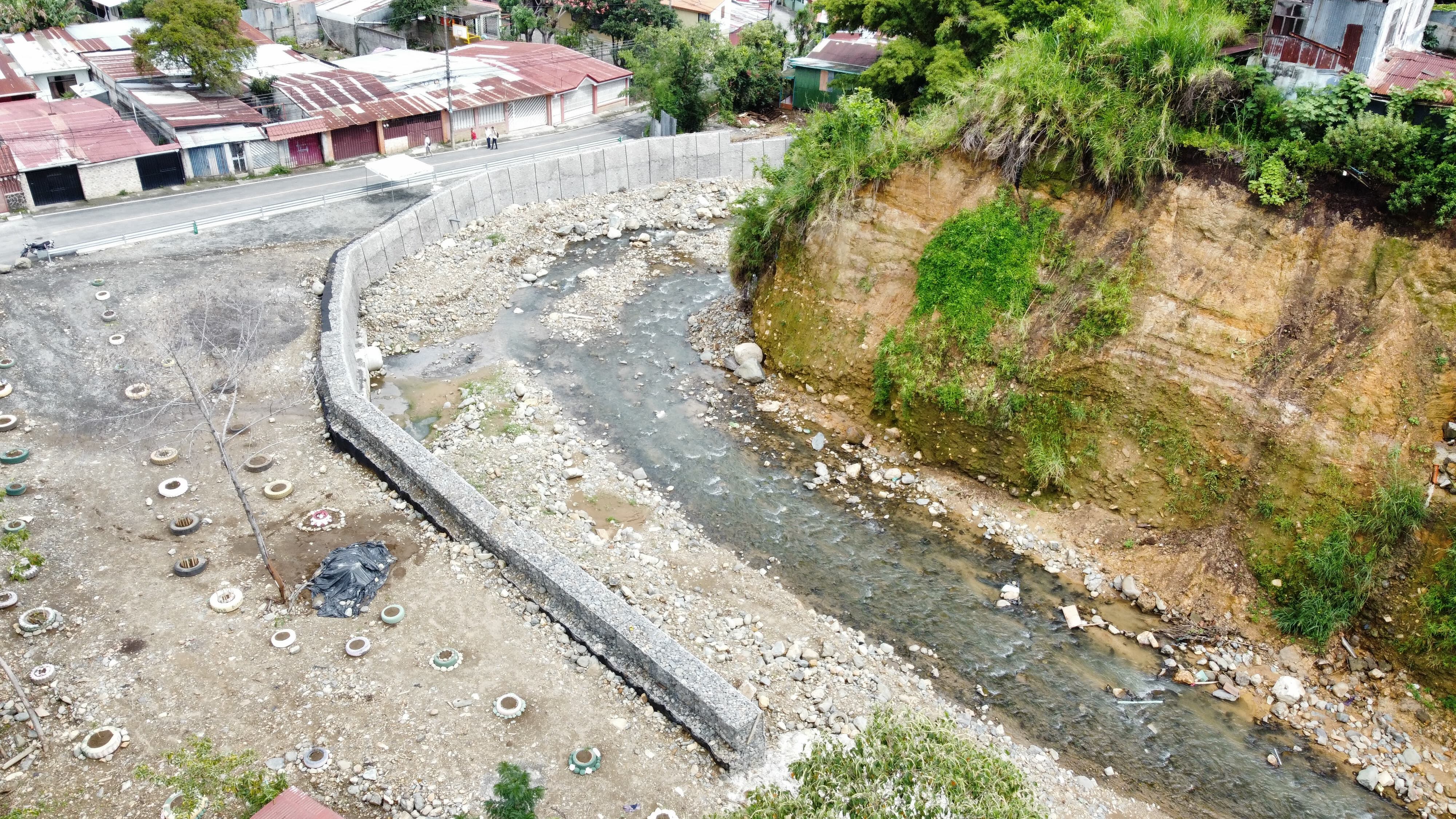 Obras como este dique recién concluido en el río Cañas a su paso por Aserrí, tienen luz verde para evitar nuevos desastres gracias a proyectos que ya están en licitación. Foto: Cortesía CNE.