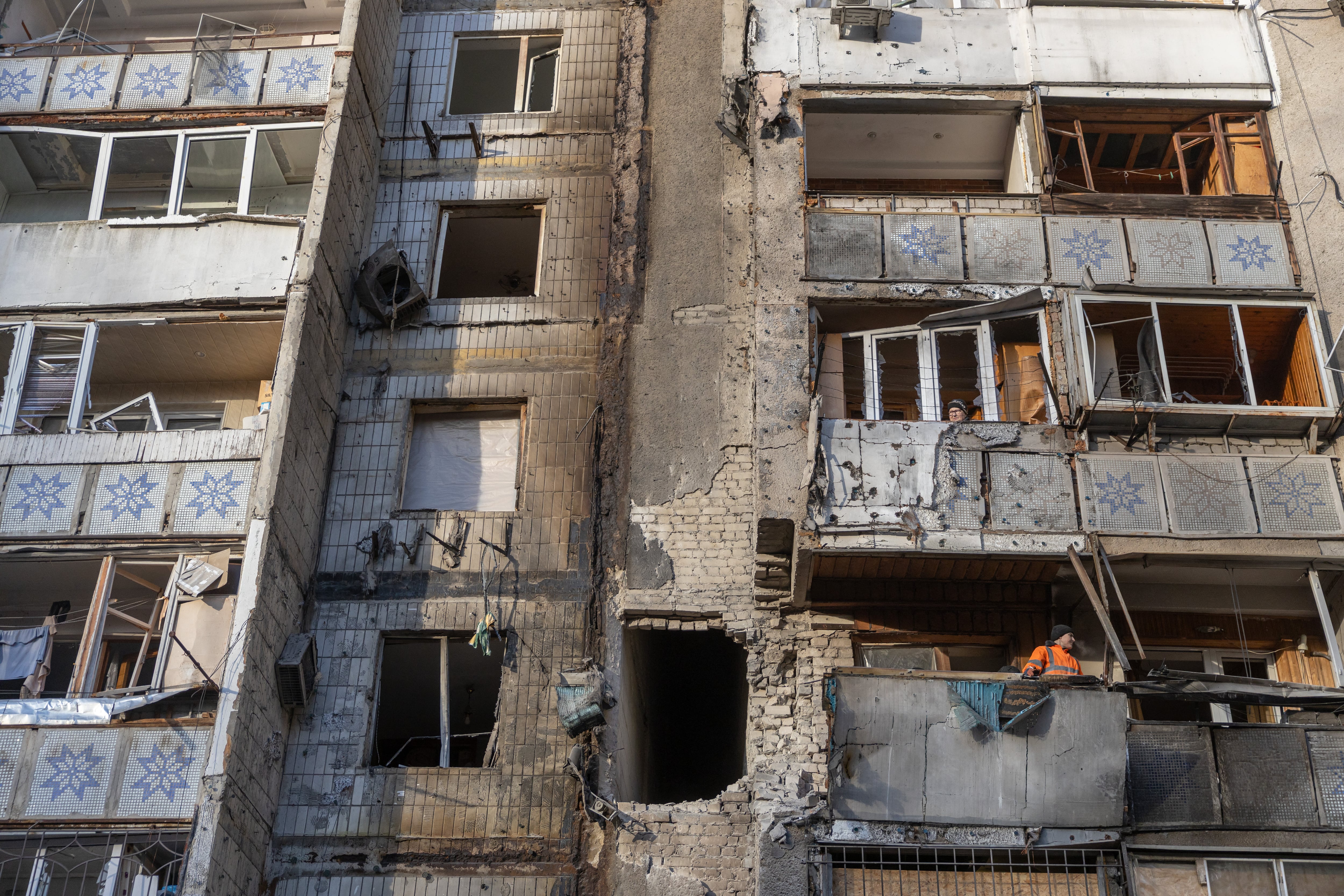 Los ataques con drones alcanzaron infraestructuras residenciales y energéticas en dos regiones de Ucrania durante la madrugada del miércoles.