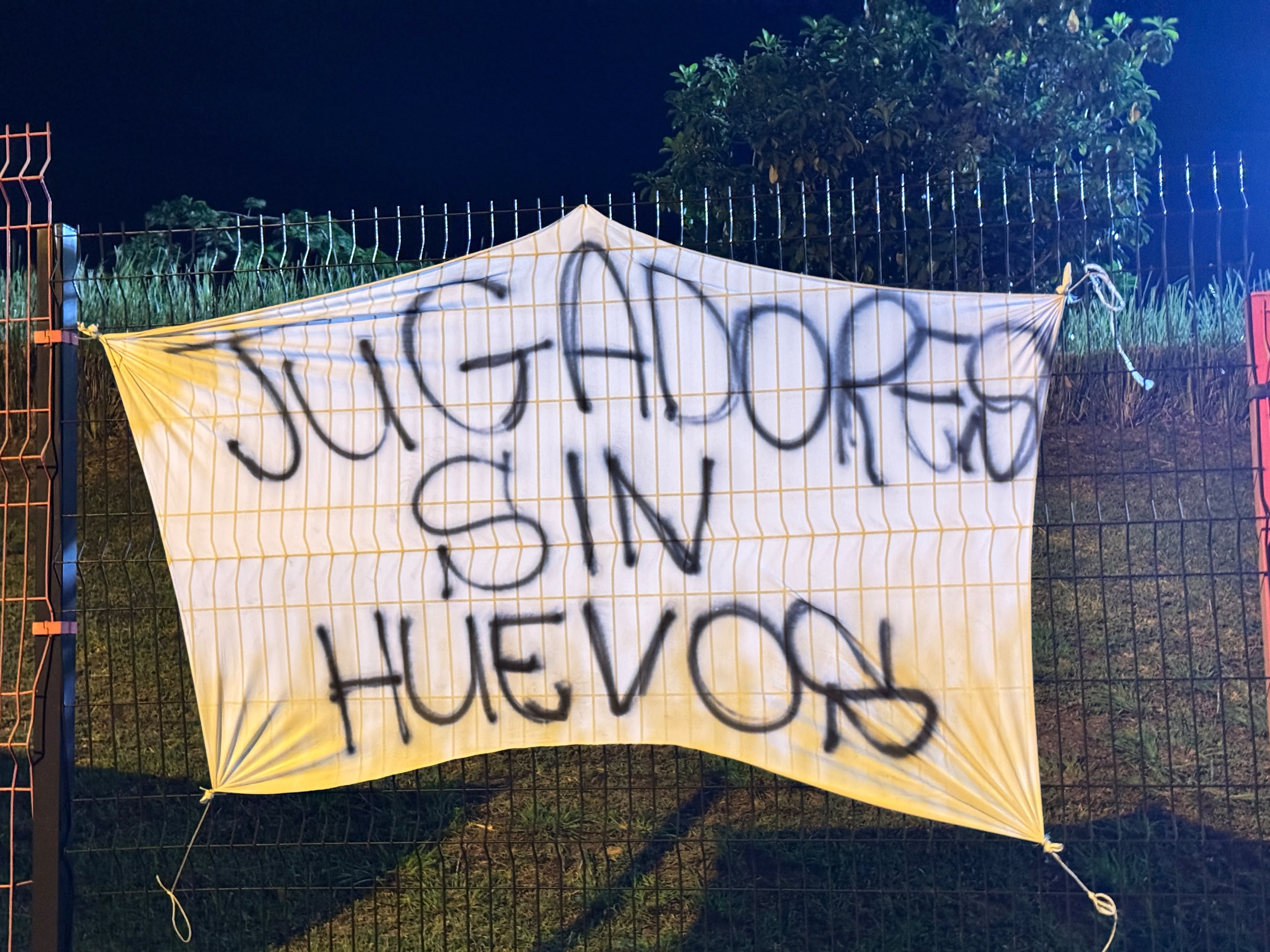 Unos aficionados de Alajuelense también le dejaron este mensaje en el CAR a los jugadores.