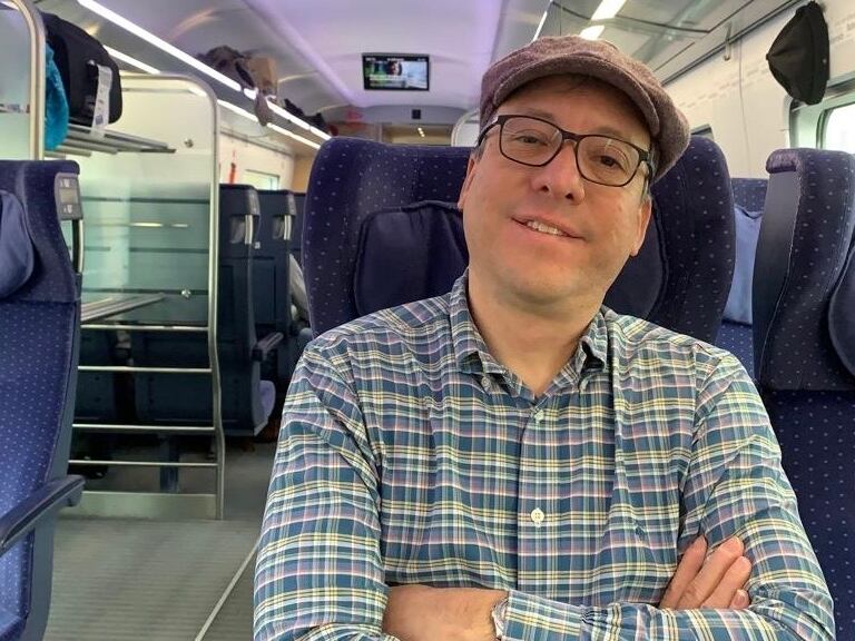 Andrés Boza, costarricense, en un tren de Europa.
