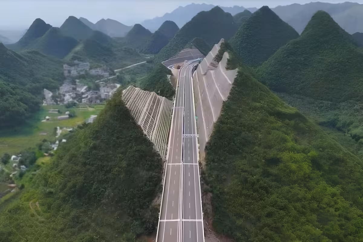 Ingenieros en China partieron una montaña para construir una autopista que reducirá trayectos y mejorará la conectividad regional.