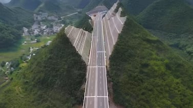 China partió una montaña para construir autopista que ya conecta regiones remotas