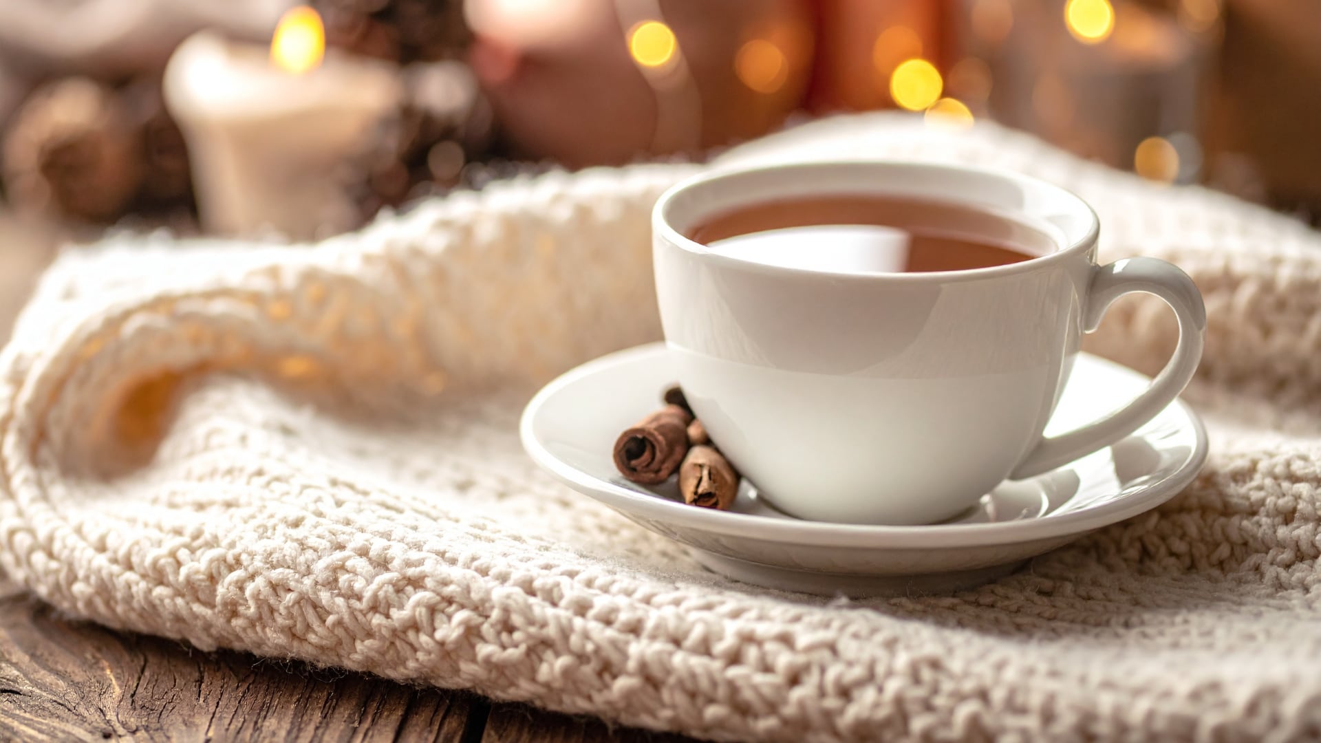 El té de canela preparado antes de dormir aporta antioxidantes y minerales que favorecen la circulación y ayudan a prevenir calambres nocturnos.