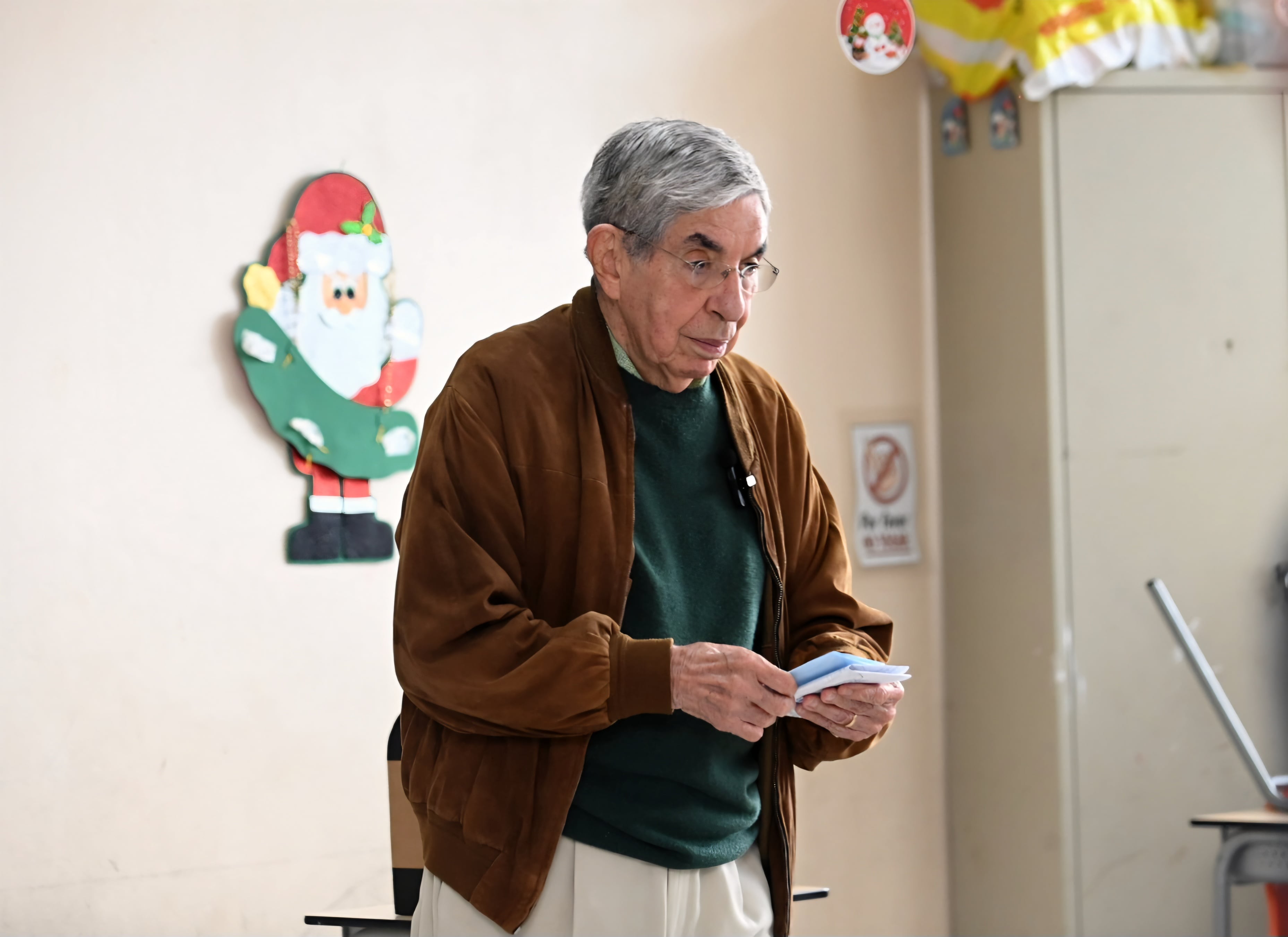 01 de febrero 2026. Escuela Carlos Sanabria Mora, Pavas. 12:00 hrs. El expresidente Oscar Arias emitió.su voto poco después del mediodía. Foto: Albert Marin