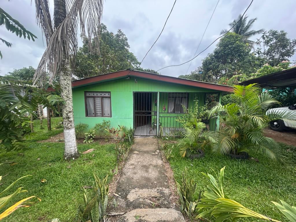 Casa en La Perla de Guácimo con 3 habitaciones, 1 baño y cochera. Incluye lavandería y corredor. Presenta diferencias entre plano y medición en campo.