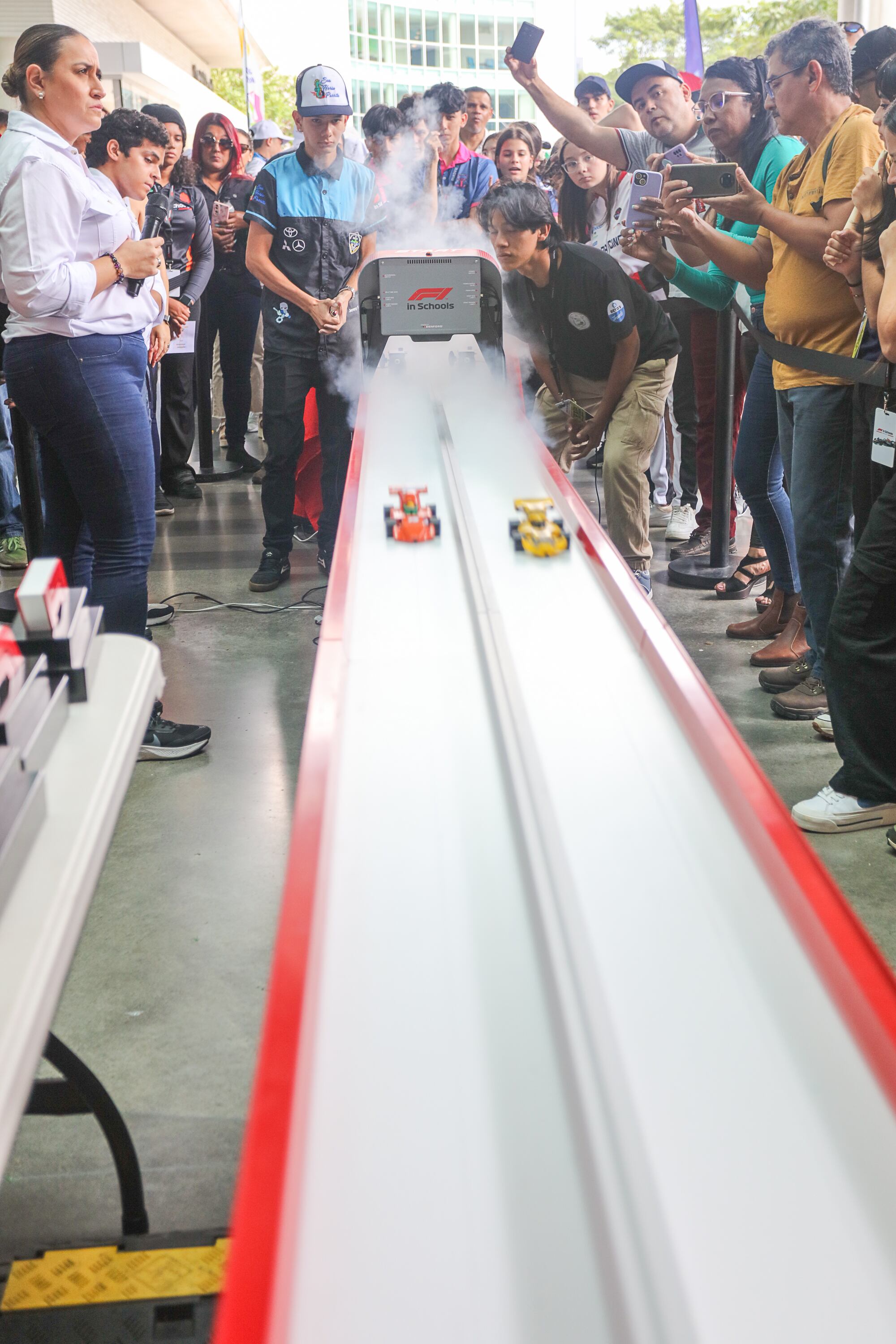 Las finales de STEM Racing permiten demostrar el funcionamiento de los carritos.