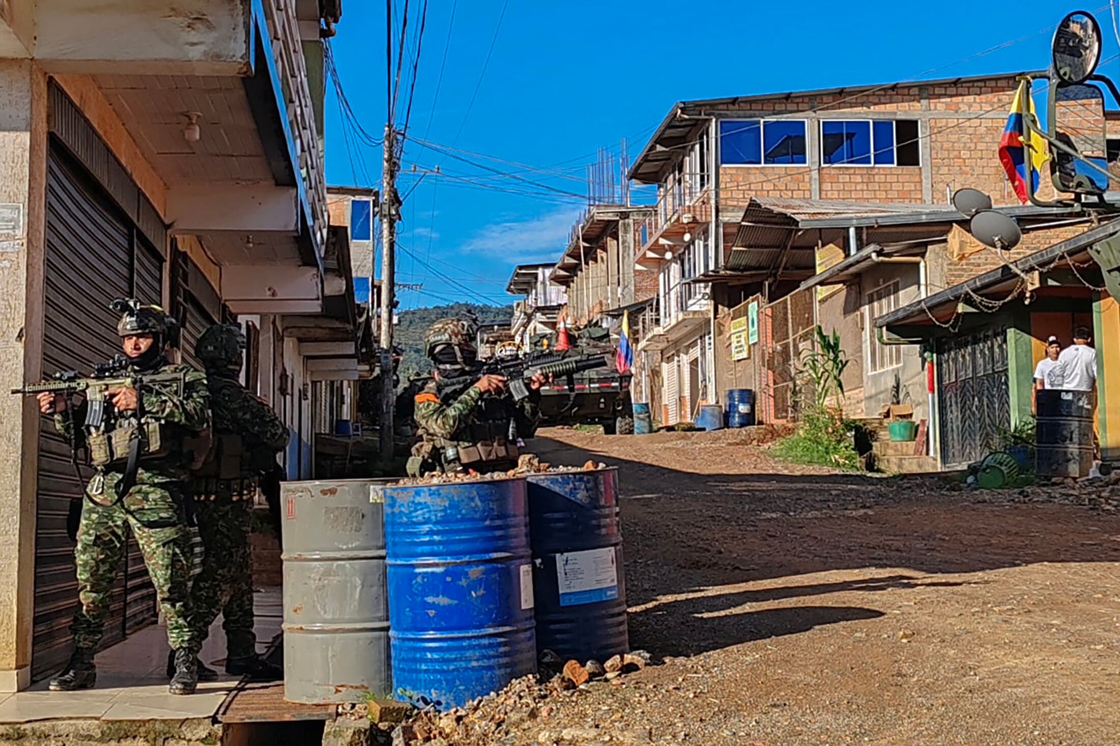 La operación "Perseo" busca detener a los cabecillas del frente Carlos Patiño, quienes dirigen el transporte de cocaína y marihuana provenientes de Cauca y Nariño.