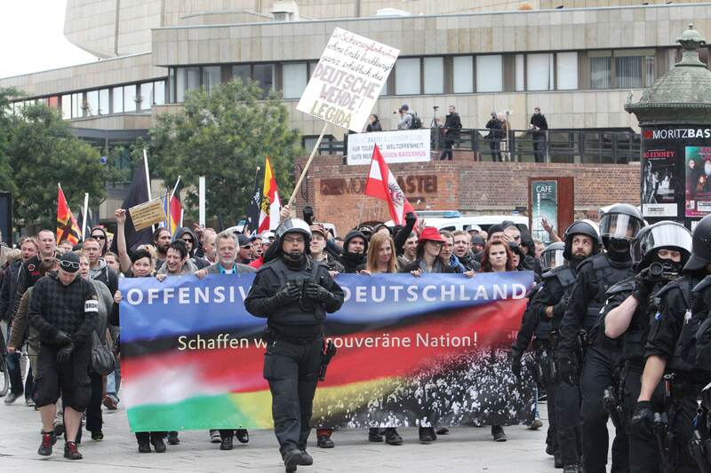 Manifestación del grupo ultraderechista Ofensiva por Alemania, el sábado, en la ciudad de Leipzig, contra el arribo de migrantes. | AFP