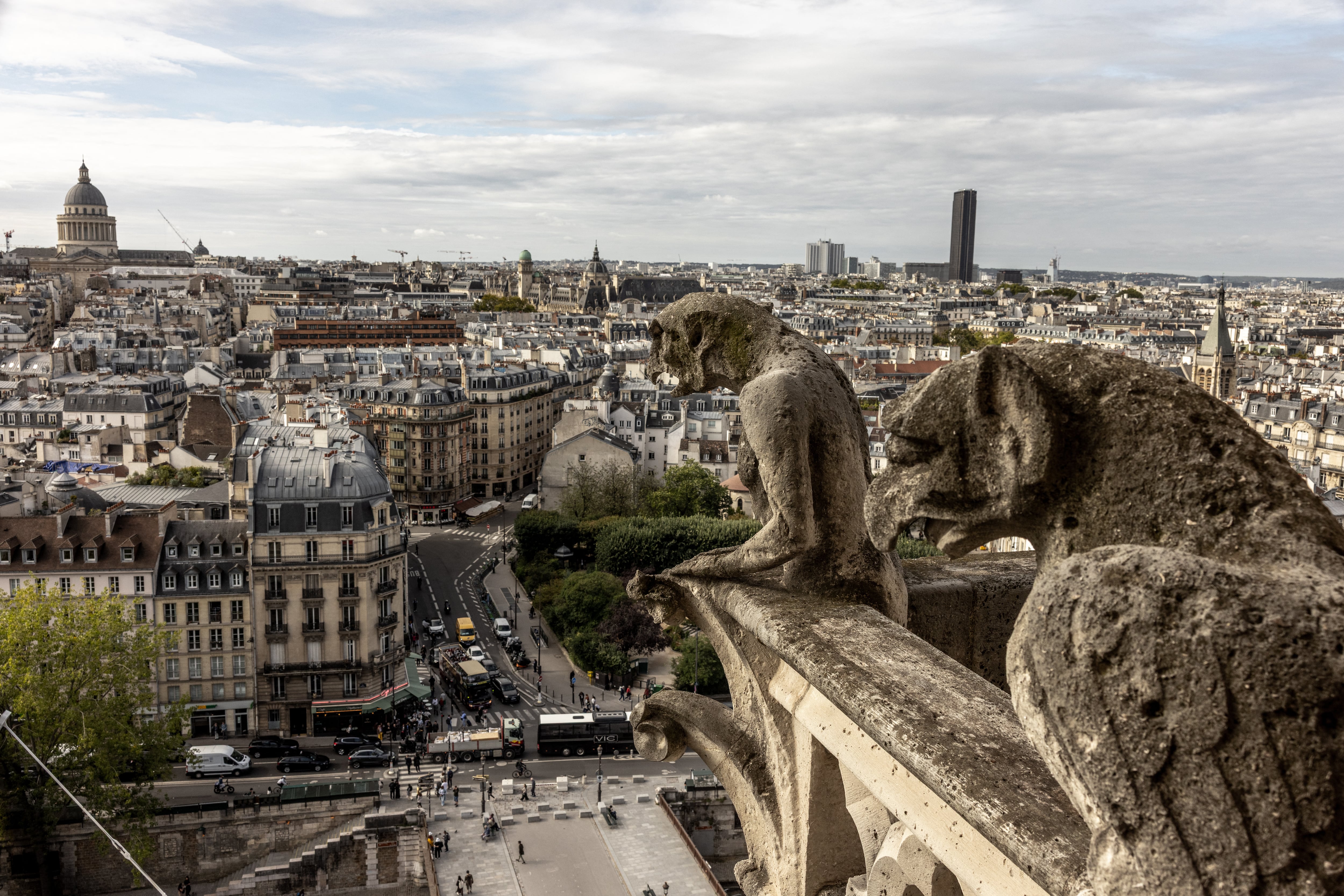 Esta fotografía muestra una vista de París con el Panteón tomada desde la torre sur de la Catedral de Notre-Dame de París, poco antes de la reapertura al público del circuito de Tours por las torres de Notre-Dame tras el incendio de 2019 que devastó la catedral. Fotografía: