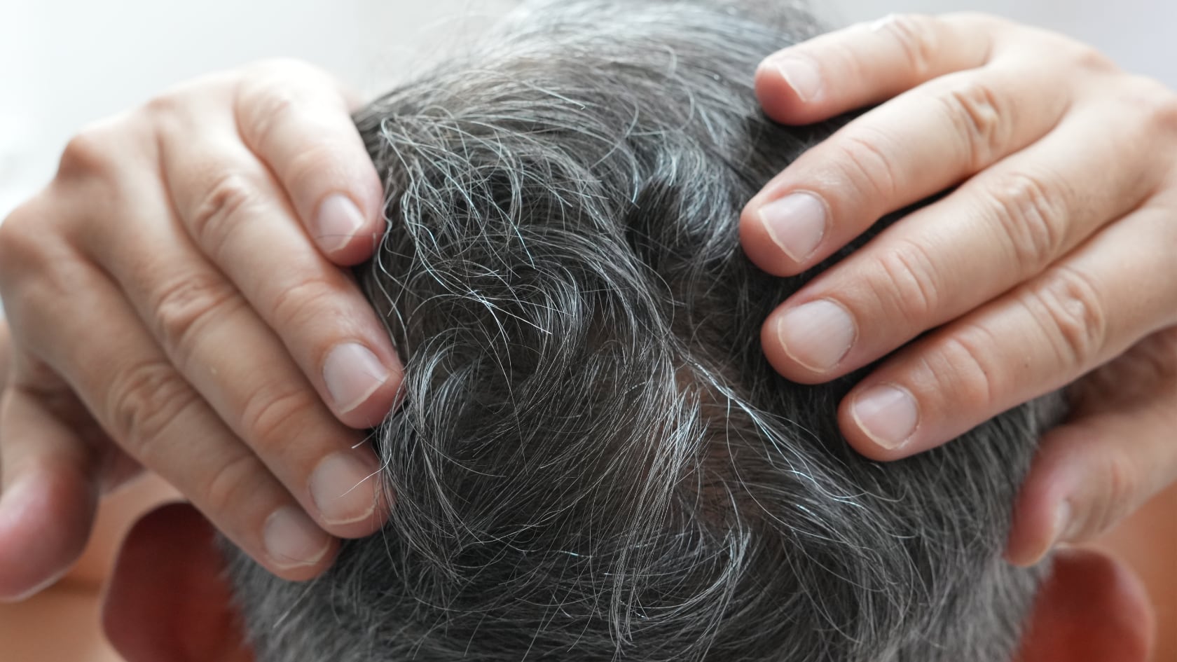 El cabello blanco pierde luminosidad por el sol, el cloro y malos hábitos. Una rutina adecuada ayuda a conservar su color.