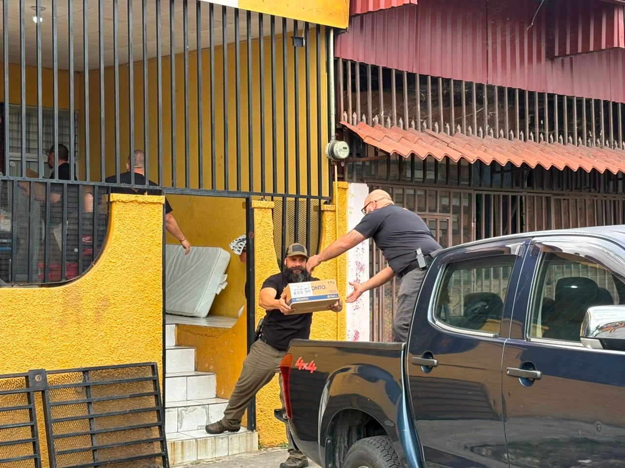 Agentes de la sección de Robos del OIJ decomisaron un importante lote de atunes robados de contenedores que estaban en un almacén fiscal de Limón. La Policía Judicial allanó una casa en Hatillo donde detuvo a una sospechosa de participar en los hechos.