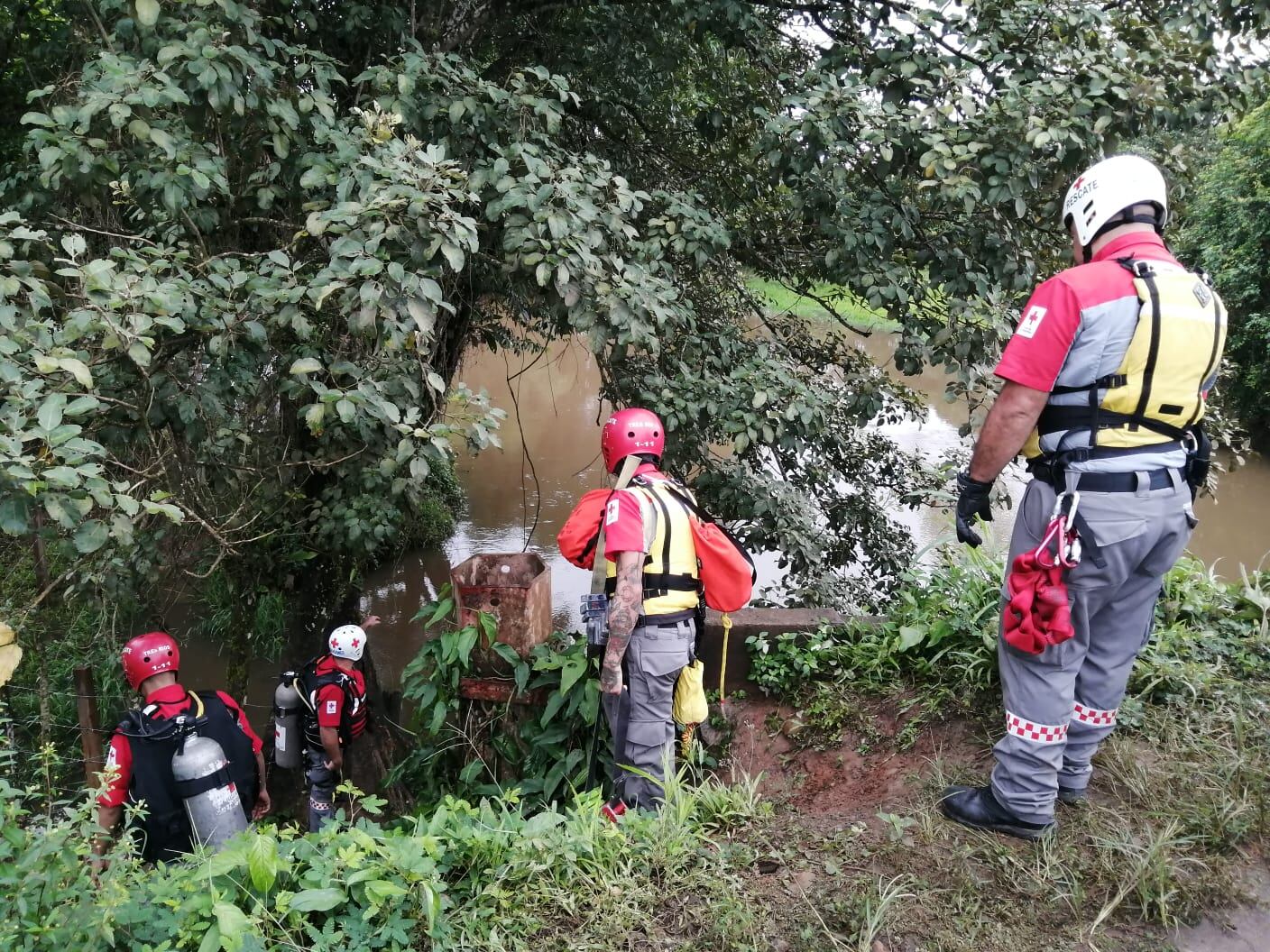 Venezolanos mueren luego de que carro cae a río en Los Chiles. Foto Cruz Roja.