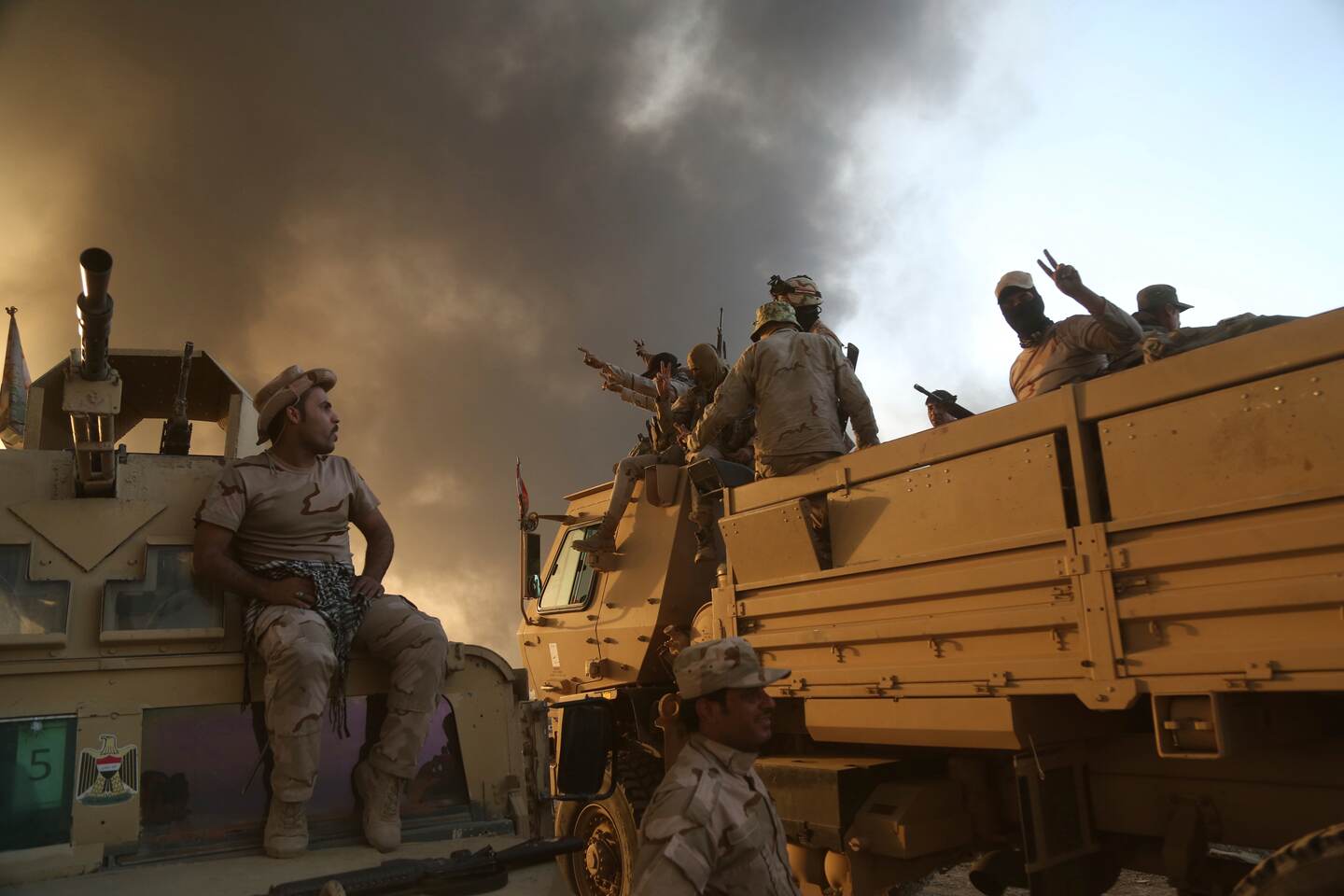 Mientras las tropas de Irak continúan combatiendo en los alrededores de la ciudad de Mosul, los habitantes de los pueblos vecinos huyen para ponerse. La ofensiva para arrebatar al Estado Islámico el control de la urbe se espera que será prolongada.