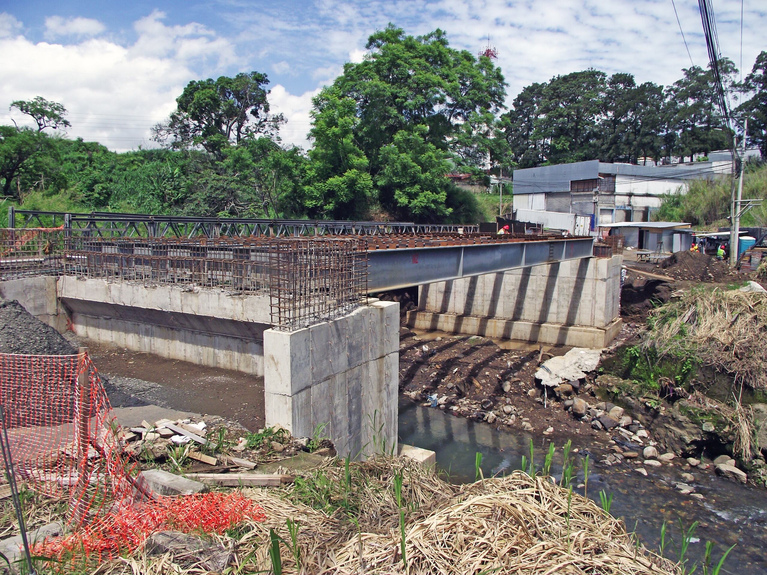 La apertura del nuevo puente sobre Quebrada Rivera está prevista para finales de agosto, con un 65% de avance en su construcción.