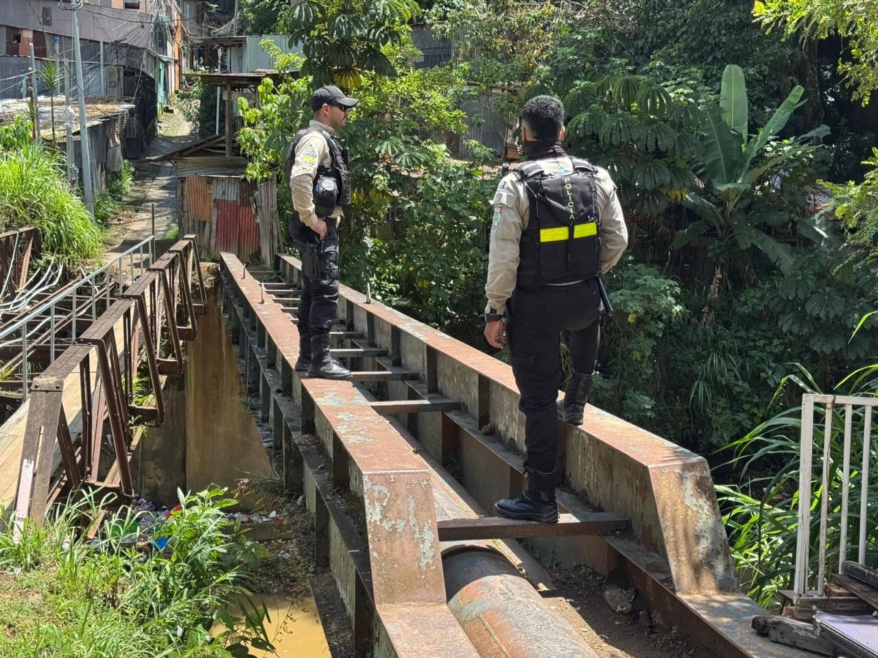 Un ducto de agua potable es improvisado como puente por vecinos que habitan entre Hatillo y San Felipe de Alajuelita.