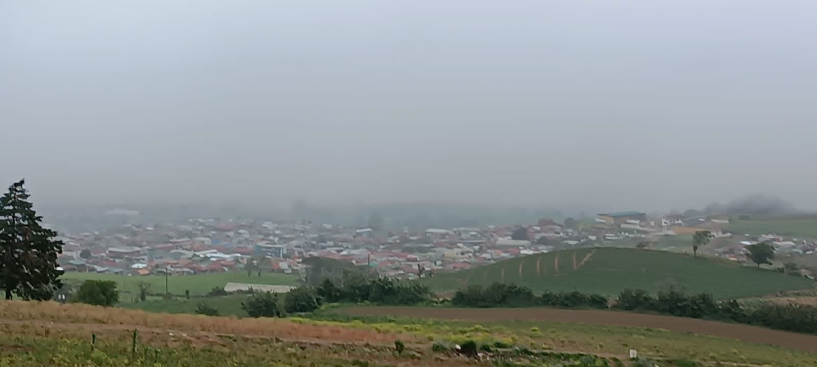 Por influencia del empuje frío, el IMN prevé cielo nublado el viernes y sábado, similar al de esta imagen que prevalecía el 14 de febrero en Tierra Blanca de Cartago. Foto: Keyna Calderón.