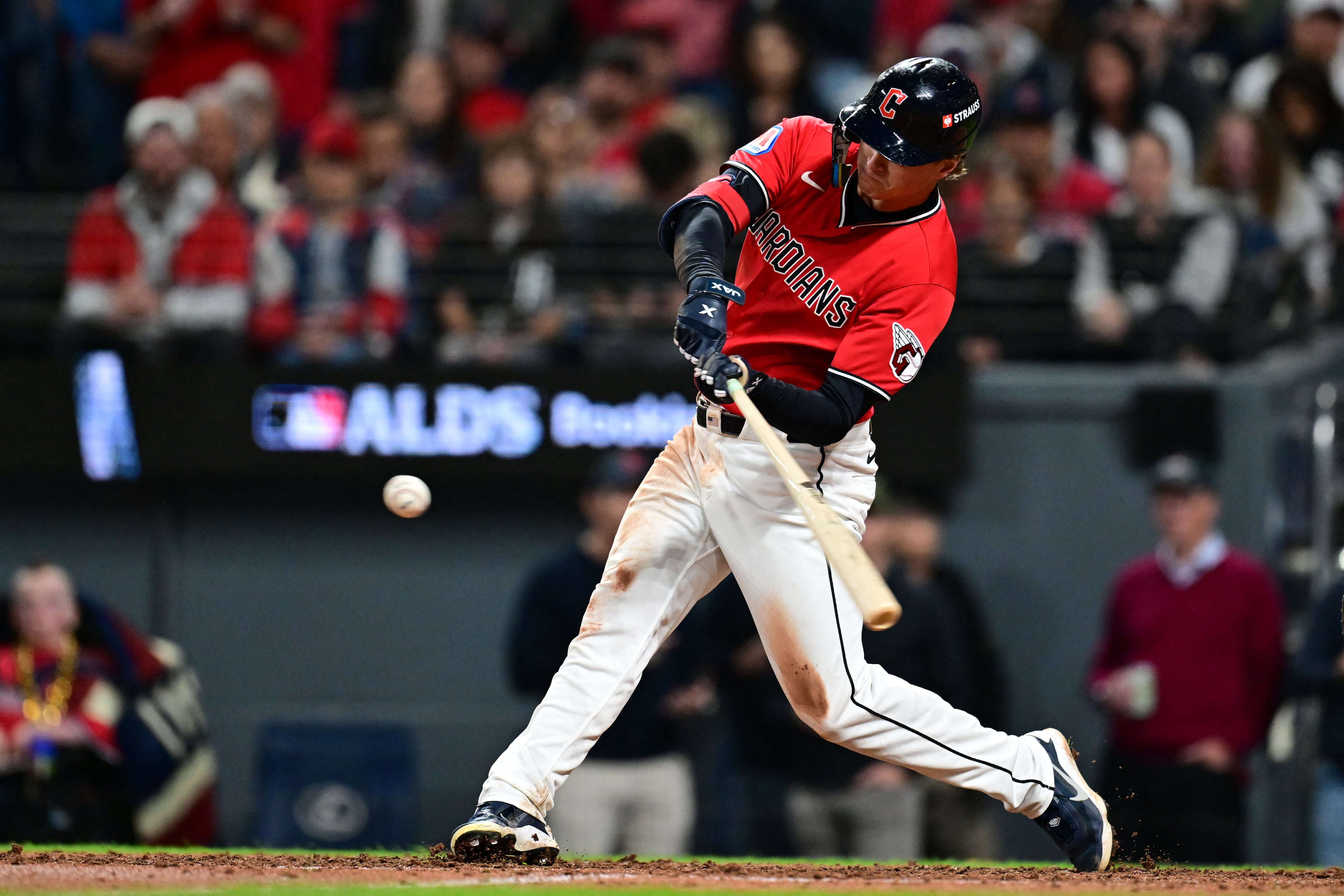 Petey Halpin, de los Guardianes de Cleveland, dispara un doble en el partido ante los Medias Blancas de Chicago por la Serie de División de la Liga Americana en las Grandes Ligas.