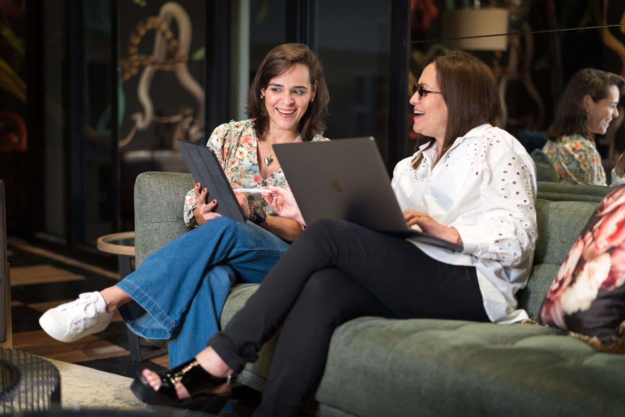 Los cursos persiguen mejorar la perspectiva de empleo en el sector de servicio de quienes los lleven. Por ejemplo, enseñan cómo mejorar destrezas comunicativas en ambientes laborales (Imagen con fines ilustrativos). Fotografía: Cinde