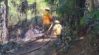Bomberos ubica cuerpo dentro de rancho incendiado en Desamparados de Alajuela