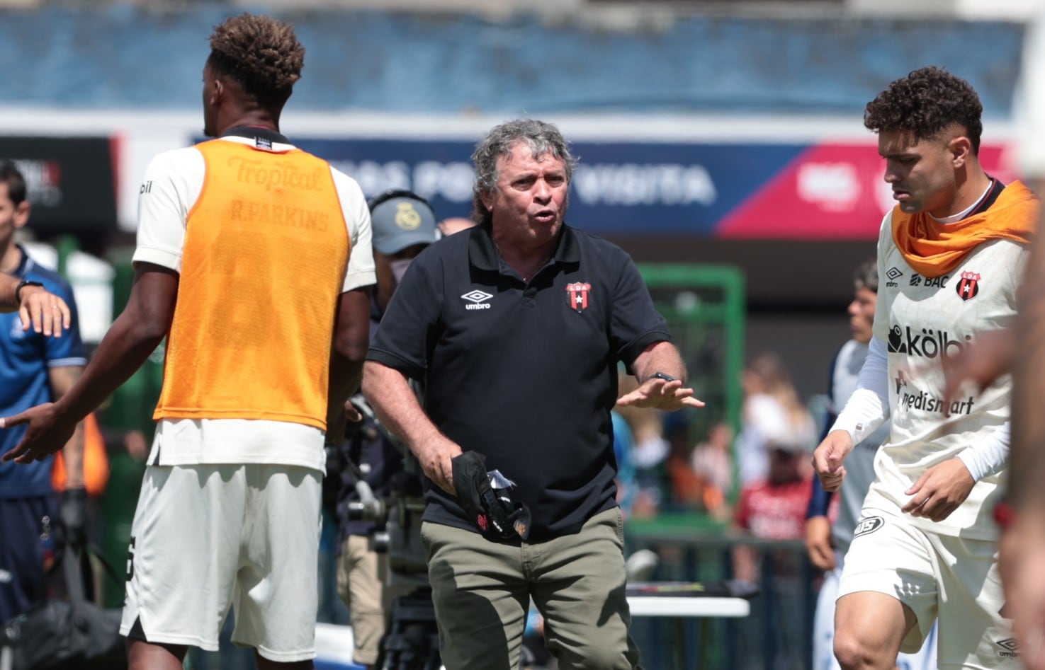 Óscar Macho Ramírez, entrenador de Alajuelense, aquí durante el caliente partido ante Cartaginés en el estadio Fello Meza