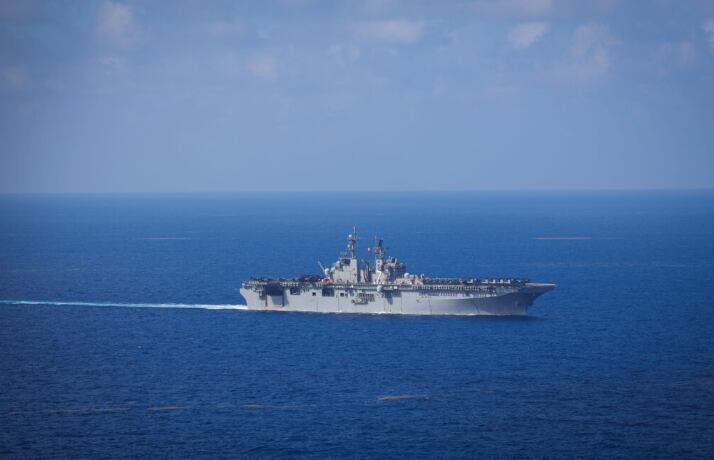 El buque de asalto anfibio clase Wasp USS Iwo Jima (LHD 7) navega en formación con el Grupo de Preparación Anfibia Iwo Jima (IWO ARG) durante su despliegue en el área de responsabilidad de la Cuarta Flota. (Foto de la Armada de los EE UU por el marinero especialista en comunicación de masas Logan Goins)